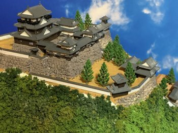 [完成品] 伊予松山城 1/450　 天守閣周辺のみ　ケース付き　ミニサイズ　日本100名 現存天守　日本の城　お城　ジオラマ　模型　プラモデル　城郭模型 童友社　松山城　JOYJOY　JJ-7 鍬匠甲冑屋★ ★サイズ　コレクションケース180×180×186mm ★参考画像はA4サイズですが、ケース内で作れる範囲でお作りします。作れない範囲も発生しますのでご了承下さい。(目安：ジオラマ160×160mm 　この範囲で出来る屋敷などは造りこみます。)　★この作品はコレクションケースの土台に直接ジオラマを製作しますのでコレクションケースとジオラマが一体化しております。 ★ 製作期間は約30日ほど掛かります。 ★お好きな季節(春夏秋冬)がお選び頂けます。 2