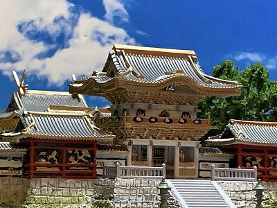 お城のジオラマ鍬匠甲冑屋の[完成品］ 日光東照宮　本殿・陽明門 　ケース付き　ミニ24サイズ　建物　ジオラマ　模型　プラモデル　童友社 日本の伝統美 JD14｜アングル2