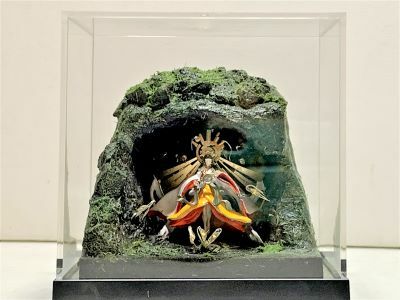 お城のジオラマ鍬匠甲冑屋の[完成品］ 天照大神　天の岩戸　コレクションケース付き　ミニミニサイズ　日本の心　ジオラマ　模型　プラモデル｜アングル2