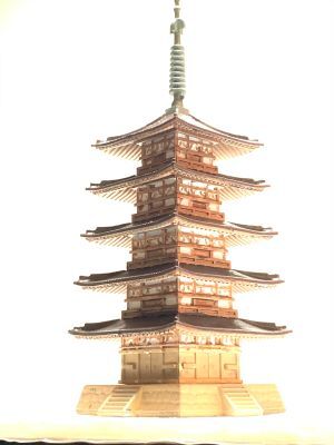 [完成品］ 山口　瑠璃光寺　五重塔　ミニサイズ　建物　ジオラマ　模型　プラモデル 鍬匠甲冑屋★ ★ 山口　瑠璃光寺　五重塔　ミニサイズ　建物　ジオラマ　模型　プラモデル　★サイズ 　65×56×120mm (台座なしで塔のみ)★サイズ　127×89×130mm(台座付き)★台座付きと台座なしをご選択頂けますので、単体で飾って貰ったり他の模型と並べたりの選択が可能となります。 ★ 製作期間は約10〜15日ほど掛かります。★背景空は含まれておりません。 2