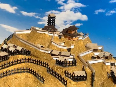 [完成品]　烏山城（烏山町城山）ケース付き　ミニサイズ　日本の城　お城　ジオラマ　模型　プラモデル　城郭模型