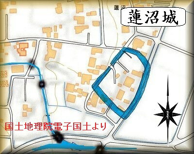 [完成品] 蓮沼城（小矢部市蓮沼字桜井田）富山の城　日本の城　お城のジオラマ模型　プラモデル　城郭模型 ★ケース244×244×261mm ★参考画像は「余湖くんのホームページ」よりの縄張り図ですが、ケース内で作れる範囲で作ります。★オーダーメイド商品に付き納品まで約30日程掛かります。 ★★サイズ　コレクションケース244×244×261mm ★参考画像は「余湖くんのホームページ」よりの縄張り図ですが、ケース内で作れる範囲でお作りします。作れない範囲も発生しますのでご了承下さい。(目安：ジオラマ200×200mm 　この範囲で出来る屋敷などは造りこみます。)　★この作品はコレクションケースの土台に直接ジオラマを製作しますのでコレクションケースとジオラマが一体化しております。 ★ 製作期間は約30日ほど掛かります。 ★お好きな季節(春夏秋冬)がお選び頂けます。 2