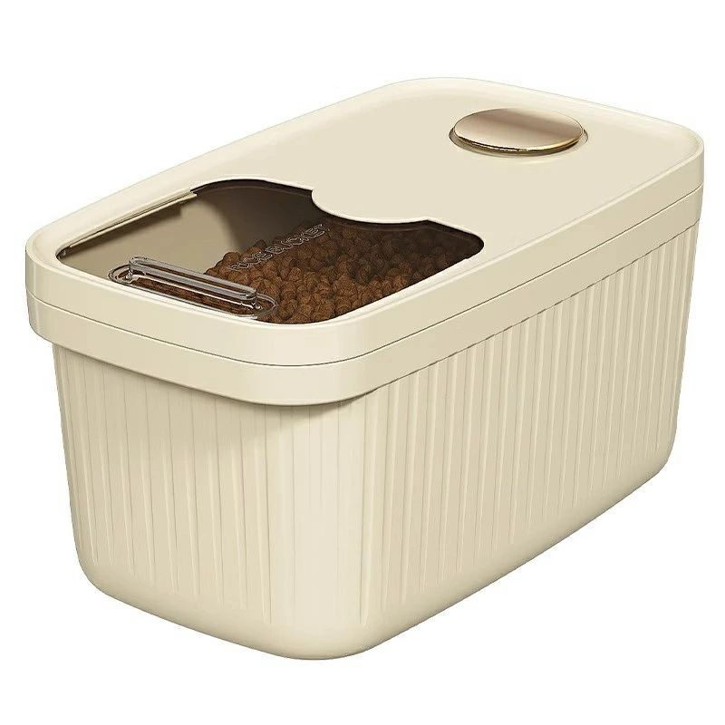 【商品コード】：y557815【カラー】ベージュ(5kg)、ベージュ(10kg)、グリーン(5kg)、グリーン(10kg)原産国：中国この商品について【見える化デザイン】クリア視野の蓋及び目盛りラインつきで中身の残量が簡単に確認できます。フード補充忘れの心配無しです。【食品級PP材質】このフードストッカーは食品レベルのPP材質を使用、高品質で匂いなし、ペットの安全を守ります。【お手入れ簡単】 オープンデザインバレルでお手入れ簡単。保存容器は丸洗いできて清潔に保てます。【多目的コンテナ】 本商品はドッグフード、猫餌を保管するだけでなく、小麦粉、米、ナッツ、豆類、穀物、スナック、砂糖、その他の食品を保管することもできます。あらゆる種類のペットや人間の食料を入れるのに十分です。ご利用中に何かのご質問がございましたら、いつでもお気軽にお問い合わせください、25時間以内にご満足いただける解決策をお届けいたします。