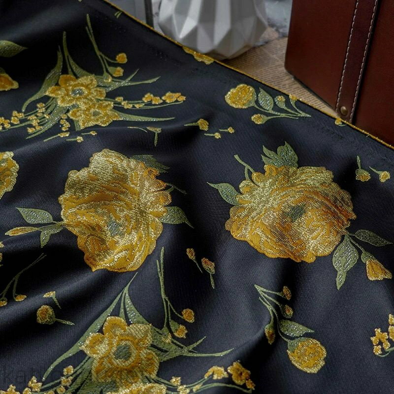 【時間限定10%OFFク一ポン】送料無料 140cm幅 90cm単位 ジャカード生地 エンボス生地 生地 布 布地 色織り生地 大きい花柄 黒 ゴールド 楽天海外通販