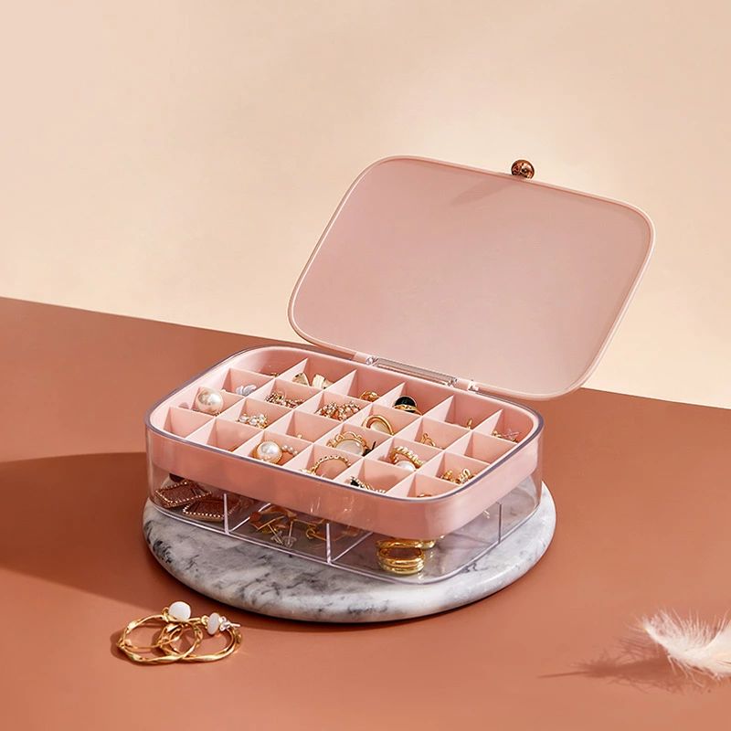 おしゃれでかわいいジュエリーボックスピアスネックレス指輪ブレスレットなどのアクセサリーを収納キッズやメンズにもおすすめです上質感のあるアクセサリー収納ケース大容量の立体2段分類収納アクセサリーにやさしい材質ほこりや湿気を防ぐ、フタ付き設計ラグジュアリーな質感のメッキ取っ手可愛いおしゃれシンプルクールな4カラーを展開グリーン/ホワイト/ピンク/ラセット子供、女性、男性全ての方におすすめ商品写真はできる限り実物の色に近づけるよう徹底しておりますが、 お使いのモニター設定やお部屋の照明等により、実際の商品とは色味が異なる場合がございます。生産時期により、色サイズデザインが多少異なる場合がございます。あらかじめ御了承下さい。説明書はございません。商品仕様や使用方法などは商品ページに掲載しております。低価格実現のため、簡易包装でお届け致します。