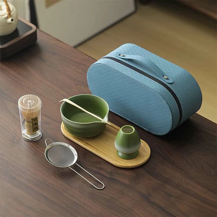 茶道具5点セット 収納ケース付き 抹茶を楽しむための基本茶道具がそろった便利な5点セット。初心者の方でも気軽に抹茶を点てられる本格茶道具セットです。 セット内容 抹茶茶碗、茶筅（百本立）、茶こし、茶杓、収納ケース 持ち運びに便利な収納ケース 上品な収納ケース付き。茶道具をしっかり保護し、持ち運びや保管にも便利です。 美しいグラデーション茶碗 上品な色合いの抹茶茶碗で、お茶の鮮やかな緑を引き立てます。 きめ細かな泡立ちの茶筅 百本立の竹製茶筅を採用。抹茶をなめらかで美しい泡立ちに仕上げることができます。 贈り物にもおすすめ 収納箱付きで、茶道入門者へのプレゼントやギフトにも最適です。 サイズ F サイズについての説明 セット内容：抹茶茶碗、茶筅（百本立）、茶こし、茶杓、収納ケース 素材 陶器 竹 ポリエステル 色 セットA セットB セットC セットD 備考 ●サイズ詳細等の測り方はスタッフ間で統一、徹底はしておりますが、実寸は商品によって若干の誤差(1cm〜3cm )がある場合がございますので、予めご了承ください。 ●製造ロットにより、細部形状の違いや、同色でも色味に多少の誤差が生じます。 ●パッケージは改良のため予告なく仕様を変更する場合があります。 ▼商品の色は、撮影時の光や、お客様のモニターの色具合などにより、実際の商品と異なる場合がございます。あらかじめ、ご了承ください。 ▼生地の特性上、やや匂いが強く感じられるものもございます。数日のご使用や陰干しなどで気になる匂いはほとんど感じられなくなります。 ▼同じ商品でも生産時期により形やサイズ、カラーに多少の誤差が生じる場合もございます。 ▼他店舗でも在庫を共有して販売をしている為、受注後欠品となる場合もございます。予め、ご了承お願い申し上げます。 ▼出荷前に全て検品を行っておりますが、万が一商品に不具合があった場合は、お問い合わせフォームまたはメールよりご連絡頂けます様お願い申し上げます。速やかに対応致しますのでご安心ください。茶道具5点セット 収納ケース付き 抹茶を楽しむための基本茶道具がそろった便利な5点セット。初心者の方でも気軽に抹茶を点てられる本格茶道具セットです。 セット内容 抹茶茶碗、茶筅（百本立）、茶こし、茶杓、収納ケース 持ち運びに便利な収納ケース 上品な収納ケース付き。茶道具をしっかり保護し、持ち運びや保管にも便利です。 美しいグラデーション茶碗 上品な色合いの抹茶茶碗で、お茶の鮮やかな緑を引き立てます。 きめ細かな泡立ちの茶筅 百本立の竹製茶筅を採用。抹茶をなめらかで美しい泡立ちに仕上げることができます。 贈り物にもおすすめ 収納箱付きで、茶道入門者へのプレゼントやギフトにも最適です。 サイズ F サイズについての説明 セット内容：抹茶茶碗、茶筅（百本立）、茶こし、茶杓、収納ケース 素材 陶器 竹 ポリエステル 色 セットA セットB セットC セットD 備考 ●サイズ詳細等の測り方はスタッフ間で統一、徹底はしておりますが、実寸は商品によって若干の誤差(1cm〜3cm )がある場合がございますので、予めご了承ください。 ●製造ロットにより、細部形状の違いや、同色でも色味に多少の誤差が生じます。 ●パッケージは改良のため予告なく仕様を変更する場合があります。 ▼商品の色は、撮影時の光や、お客様のモニターの色具合などにより、実際の商品と異なる場合がございます。あらかじめ、ご了承ください。 ▼生地の特性上、やや匂いが強く感じられるものもございます。数日のご使用や陰干しなどで気になる匂いはほとんど感じられなくなります。 ▼同じ商品でも生産時期により形やサイズ、カラーに多少の誤差が生じる場合もございます。 ▼他店舗でも在庫を共有して販売をしている為、受注後欠品となる場合もございます。予め、ご了承お願い申し上げます。 ▼出荷前に全て検品を行っておりますが、万が一商品に不具合があった場合は、お問い合わせフォームまたはメールよりご連絡頂けます様お願い申し上げます。速やかに対応致しますのでご安心ください。