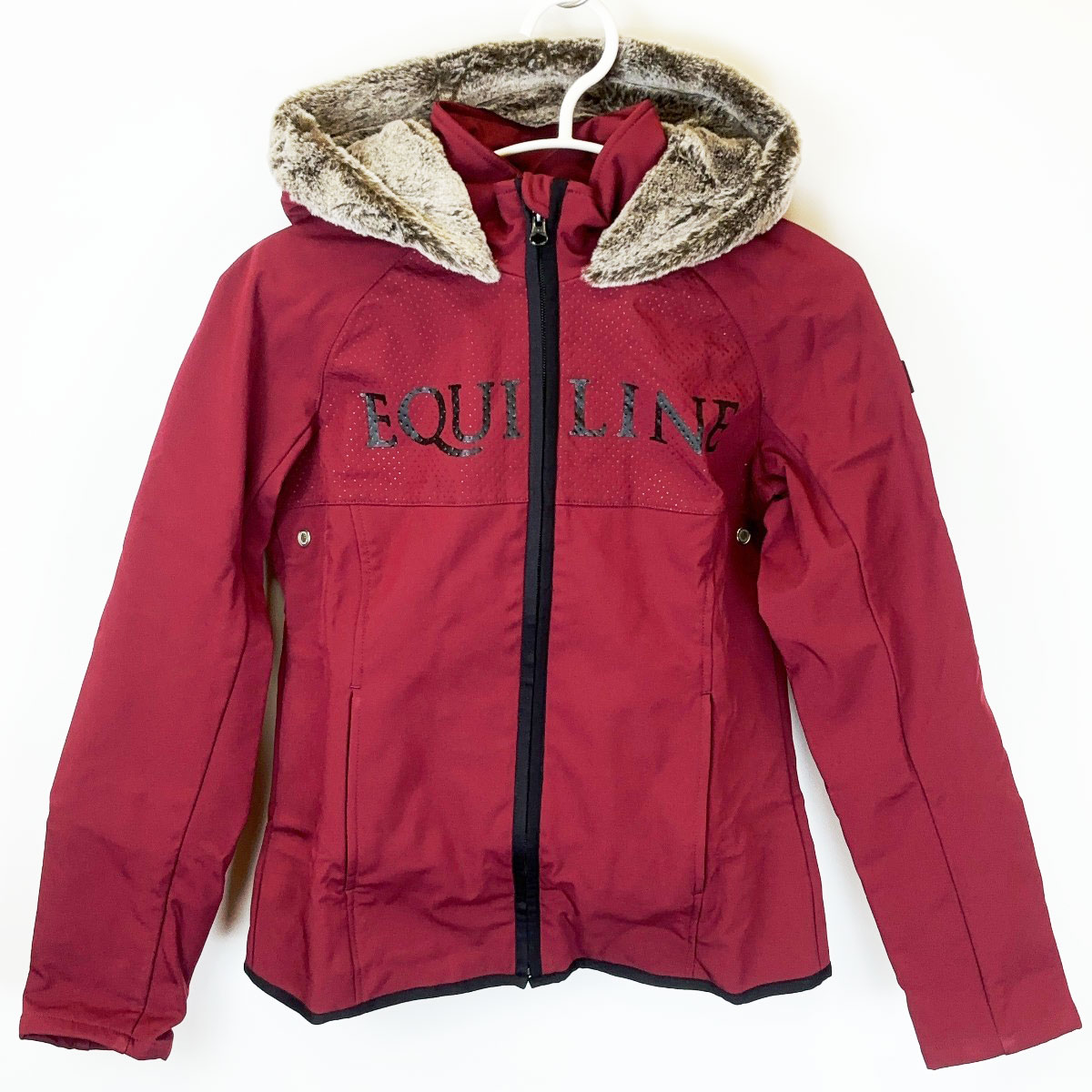 【中古・未使用品】エクイライン EQUILINE Elly Softshell ソフトシェル 防水ジャケット ファーフード付 S マルーン R09690 レディース 乗馬 馬術