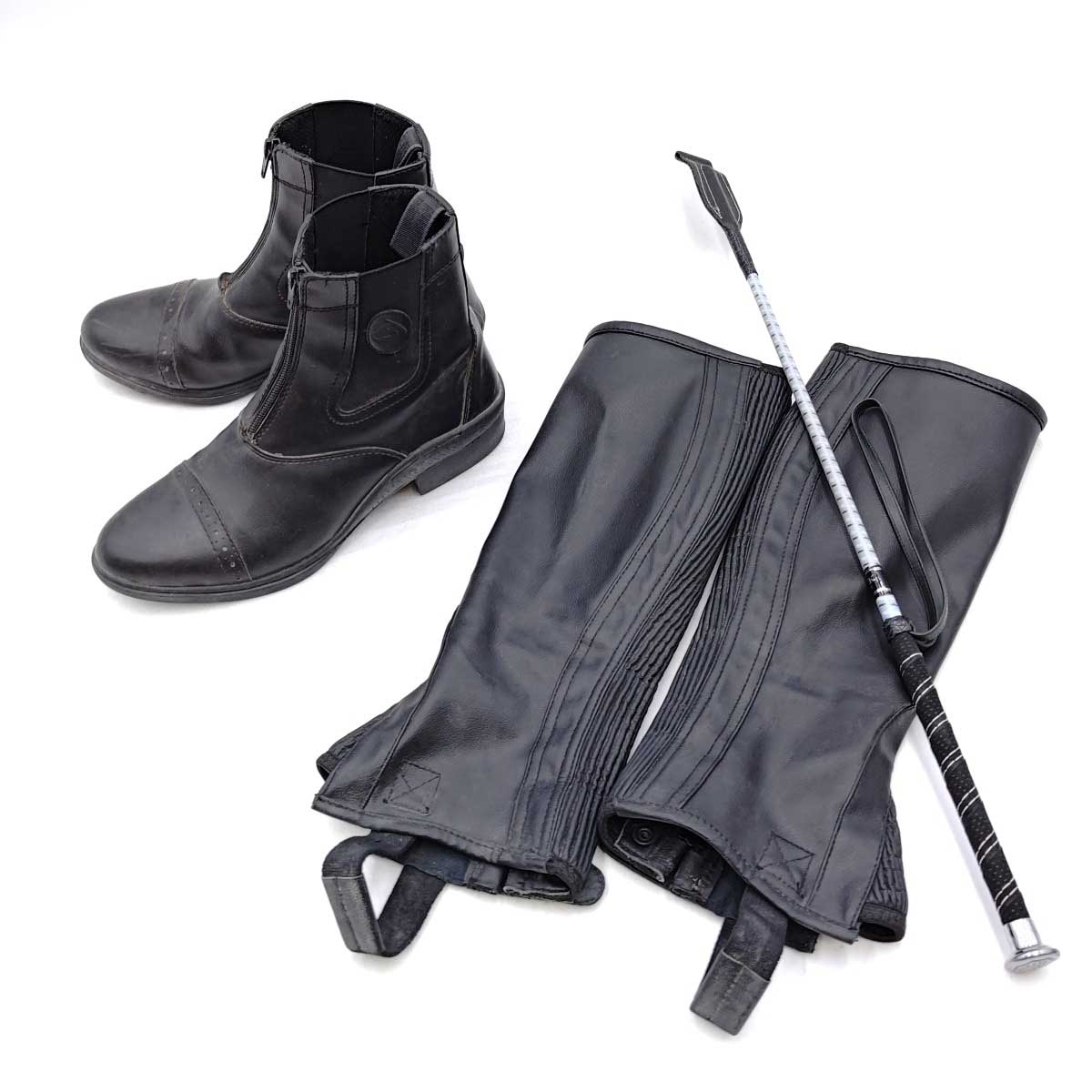 【中古】[セット] カバロ シンセティックショートブーツ 41 / チャップス(Mサイズ) ※FLECK 短鞭付 41 ブラック CAVALLO