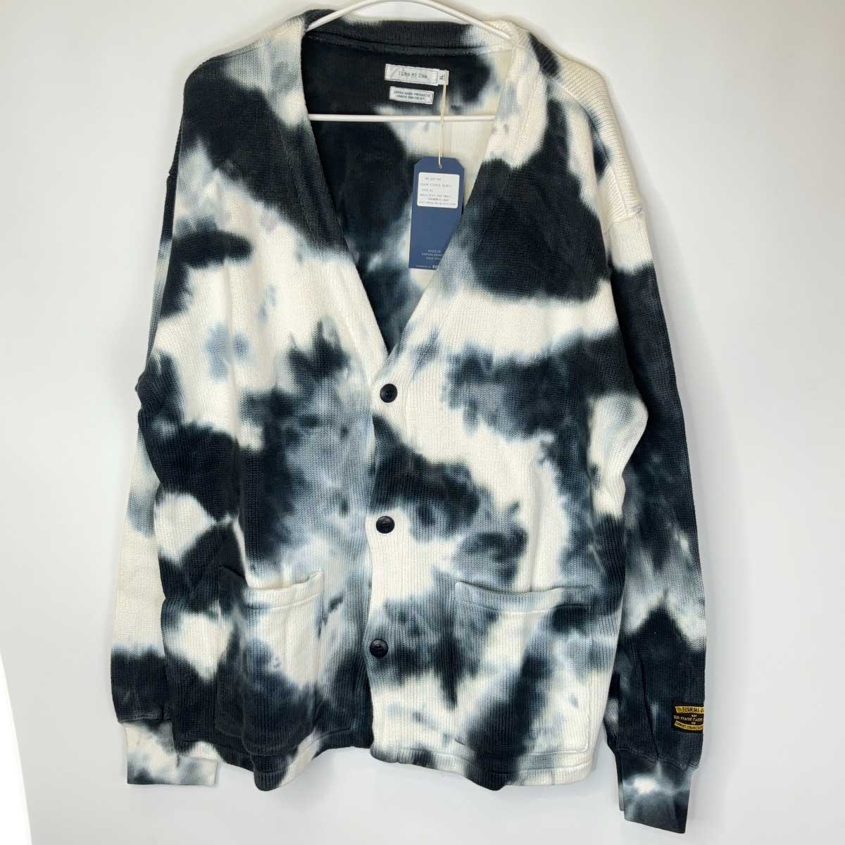 商品について【仕様】　ブランド：TURN ME ON ターンミーオン　タイプ：TIEDYE タイダイ カーディガン　表記サイズ：XL　対象：メンズ　型番：123-542　カラー：ブラック　身幅：約64cm　着丈：約66cm　袖丈：約62.5cm　肩幅：約58.5cm【状態】　未使用品（真ん中のボタンに多少擦れがあります。）