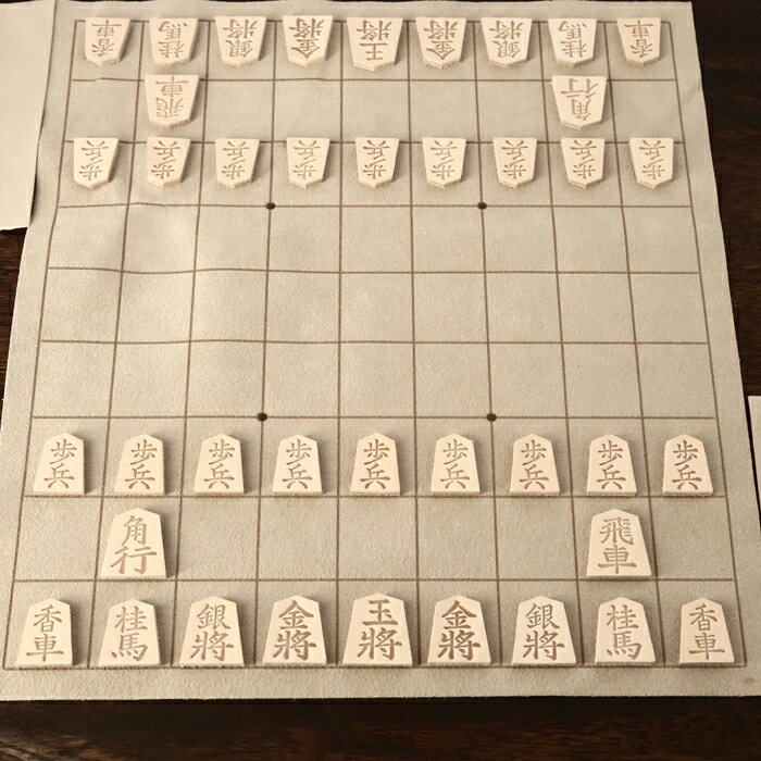 本革製将棋セット 収納ポーチ付き 革 革製品 本革 コンパクト 携帯仕様 将棋盤 将棋盤セット 旅行 プレゼント ギフト 発育 ぼけ防止 静か ゲーム 対戦 ボードゲーム 手軽 上質 日本製