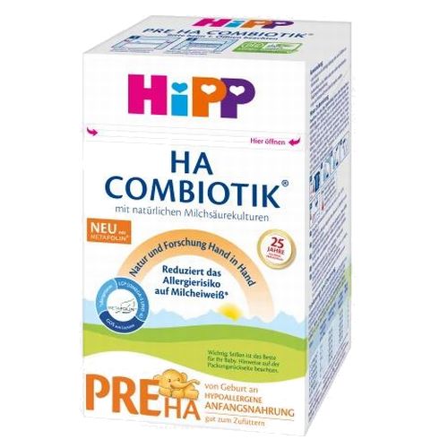 HIPP ヒップ オーガニック粉ミルク コンビオティック Pre HA 低アレルギー 0ヶ月～ 600g 内容量 600g(1箱) 広告文責（社名・連絡先電話番号） Kawaii Global GmbH、03-6311-4640 メーカー名 HIPP ヒップ 原産国名 ドイツ製 商品区分 オーガニック グラスフェッド粉ミルク 対応年齢 0ヶ月～乳タンパク質に対するアレルギーのリスクを軽減し作られた、天然乳酸培養を含む赤ちゃんのお腹にやさしいアレルギー敏感な赤ちゃんにも飲ませる事の出来る粉ミルクです。 低アレルゲンタンパク質と貴重な栄養成分配合 ・天然乳酸培養 ・LCP(オメガ3、6) ・貴重な繊維(GOS)乳糖から得られるガラクトオリゴ糖 乳糖のみが含まれています。 デンプン不使用 ヒップ(HIPP)とは ヒップ(HIPP)は、1899年から100年以上に渡って、オーガニック粉ミルクを初め多数の離乳食品を製造しているドイツの老舗メーカーです。 Hipp Organic(ヒップ・オーガニック)の粉ミルクは、無農薬有機農法で成長ホルモンなどを投与せず飼育した牛のミルクを使用して作られています。ドイツ国内におけるバイオ農産物法が定めたオーガニック基準をクリアしており、厳しい安全基準の中で作られた安心安全なオーガニック製品を製造しています。 ドイツの産院でもHipp 社のミルクしか使用しないところも多く、ドイツの航空会社であるルフトハンザ航空の離乳食はHipp 製品が提供されています。 材料 ラクトース、植物油(パーム油**、菜種油、ヒマワリ油)、加水分解されたWHEY PROTEIN、LACTOSEからのガラクトオリゴ糖、オルトリン酸カルシウム、塩化カリウム、乳化剤:脂肪酸のモノグリセリドとジグリセリドのクエン酸エステル、水酸化カリウム、魚油(1)、水酸化ナトリウム、L-チロシン、L-フェニルアラニン、炭酸マグネシウム、コリン、イノシトール、L-トリプトファン、ビタミンC、L-カルニチン、硫酸鉄、硫酸亜鉛、パントテン酸、天然乳酸培養物(2)、ナイアシン、ビタミンE、炭酸カルシウム、硫酸銅、ビタミンB1、ビタミンA、ビタミンB2、ビタミンB6、ヨウ素酸カリウム、硫酸マンガン、Metafolin(3)(カルシウムL-メチルフォレート)、ビタミンK、セレン酸ナトリウム、ビオチン、ビタミンD、ビタミンB12。 (1)LCP(オメガ-3および-6)長鎖の多価不飽和脂肪酸。 DHAが含まれています（乳児用調製粉乳の法律で義務付けられています） 注意事項 ※お客様が通常と同じお買い物ステップで安心して海外の商品を購入できるよう、楽天市場から指定を受けた委託先である（株）コマースロボティクスがが、当店の店舗運営業務を行います。・当店でご購入された商品は、原則として、「個人輸入」としての取り扱いになり、全てドイツのベルリンからお客様のもとへ直送されます。・個人輸入される商品は、全てご注文者自身の「個人使用・個人消費」が前提となりますので、ご注文された商品を第三者へ譲渡・転売することは法律で禁止されております。 ・通関時に関税・輸入消費税が課税される可能性がありますが、関税、輸入消費税、通関手数料等が発生した場合は当店で負担致しますのでご安心ください。関税をお支払いいただいたお客様は、お問い合わせフォームからご連絡をお願い致します。＊色がある場合、モニターの発色の具合によって実際のものと色が異なる場合がございます。