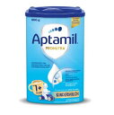 【Aptamil】 Aptamil Kindermilch Pronutra ab 1 Jahr, 800 g 内容量 800g(1箱) 広告文責（社名・連絡先電話番号） Kawaii Global GmbH、03-6311-4640 メーカー名 Aptamil(アプタミル) 原産国名 ドイツ製 商品区分 オーガニック グラスフェッド粉ミルク 対応年齢 1歳～ ・Aptamil アプタミル Pronutra 粉ミルク 幼児用 (1歳〜) 800gは、消化しやすいようにデンプン不使用で作られており、1歳を迎えたお子様の身体的、社会的、精神的な成長に応じた必要な栄養素が調整されており1歳のお子様が年齢に応じた重要な栄養素を確実に摂取できるようサポートします。 特徴 免疫システムをサポートするビタミンA,C,D 脳の発達をサポートするALA(オメガ-3) 骨の発達に役立つカルシウムとビタミンD 認知発達をサポートする鉄 年齢に適したタンパク質含有量 パーム油を含まない植物油 年齢に応じたタンパク質含有量+乳糖のみを含む 他の糖分は含まれていません(成分には天然に糖分が含まれています) Aptamilの特徴 母乳に近い【多重不飽和酸】(体に良い脂質と理解されている脂質分)という成分が含まれ、他のメーカーのミルクと比較しても一番母乳に近いと言われており、自然な甘さなので生後間もない赤ちゃんでも飲みやすく安心して飲ませることができます。また、赤ちゃんの脳や神経、視力発達に役立つLCP-MILUPANも入っており、成長期に欠かせない成分で作られています。腸に良いGOS/FOSの食物繊維も含まれていて、腸の健康にも良いと評判の粉ミルクです。 作り方 1、哺乳瓶と哺乳ビンの乳首を熱湯消毒します。(3〜5分間) 2、その後お湯を沸かし、約40度まで冷まします。 3、定められた分量の湯冷ましと粉ミルクをすりきりを使って哺乳瓶に入れてよく振り、そのあと残りの分量の湯冷ましを加えてさらに振ります。※2回に分けて降りますと溶けやすいです。 4、哺乳瓶のお湯の温度が約37度にまで下がったらできあがりです。 熱すぎない程度(〜約50度)のお湯に溶かして混ぜるだけで素早く簡単に作れます。 5、ボトルを開き、乳首を取り付けます。ボトルの中身の飲用温度(約37°C)を確認してください。 ※粉末の計量スプーン1杯には30mlの水が必要です。 計量スプーンの全容量は4.5gです。 製品パッケージの投与量表を参考にしてください。 成分 スキムドミルク(30%)、植物油(ヒマワリ、菜種、ココナッツオイル)(26%)、ラクトース(MILKから)、ガラクトオリゴ糖(MILKから)、ホエイ製品(MILKから)、オルトリン酸カルシウム、クエン酸カリウム、フルクトオリゴ糖、フィッシュオイル、炭酸カルシウム、塩化カルシウム、ビタミンC、乳化剤(SOYAレシチン)、塩化コリン、クエン酸ナトリウム、硫酸第一鉄、塩化カリウム、イノシトール、塩化マグネシウム、抗酸化剤(パルミチン酸アスコルビル)、ビタミンE、パントテン酸、ナイアシン、ビタミンB2、ビタミンA、ビタミンD、ビタミンB6、ビタミンB1、ヨウ化カリウム、葉酸、ビタミンK、ビオチン、ビタミンB12 注意事項 ※お客様が通常と同じお買い物ステップで安心して海外の商品を購入できるよう、楽天市場から指定を受けた委託先である（株）コマースロボティクスがが、当店の店舗運営業務を行います。・当店でご購入された商品は、原則として、「個人輸入」としての取り扱いになり、全てドイツのベルリンからお客様のもとへ直送されます。・個人輸入される商品は、全てご注文者自身の「個人使用・個人消費」が前提となりますので、ご注文された商品を第三者へ譲渡・転売することは法律で禁止されております。 ・通関時に関税・輸入消費税が課税される可能性がありますが、関税、輸入消費税、通関手数料等が発生した場合は当店で負担致しますのでご安心ください。関税をお支払いいただいたお客様は、お問い合わせフォームからご連絡をお願い致します。＊色がある場合、モニターの発色の具合によって実際のものと色が異なる場合がございます。 ※ミルクについて通関などで開けられる可能性があり、もしご不具合が生じた場合は交換もしくは返金で対応させていただきます。