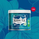 商品説明 KUSMI TEA クスミティー フィールゼン オーガニック メタルカン 100g Feel Zen bio Metalldose 100 g オレンジとキャラメルの香りの植物とリンゴのブレンド フルーツとキャラメルのオーガニックなルイボスティー:純粋なリラクゼーションに。 一時停止を押してください。黒い画面。携帯電話の着信音はもう鳴りません。ハーブティーに浸りながら、深くリラックスしてください。外の世界とのつながりを断ち切り、自分自身とのつながりを深めます。あなたの幸福のために、あなたの内なる世界のために!あなたの秘密?オーガニックなハーブティー、フィールゼンは、ヘルシーで、リラックスでき、ノンカフェインです。 慌ただしい日常から逃れて、リンゴとオレンジの甘さだけを感じましょう。桑の葉とほのかなキャラメルの香りがたまりません。 フィールゼンのオーガニックなルイボスティーでフライトモードに切り替えましょう。 環境に優しいルーズティーや、持ち歩きに便利なティーバッグのオーガニックティーでご用意しています。 知っておくべきこと 当たり前のことに思われるかもしれませんが、ルイボスは南アフリカ原産の低木で紅茶の仲間ではありませんので、カフェインは含まれていません。フィールゼンでリラックスした時間を何度でもお楽しみください。 成分 ルイボス*(50%)、リンゴ*(32%)、レモンバーム*(10%)、ブラックベリー葉*、オレンジ精油*、天然香料 お召し上がり方:茶葉に90℃のお湯を注ぎ、5分ほど置いてから淹れてください。 * 有機栽培 数量 100g 原産国 フランス 賞味期限 商品パッケージに記載（日/月/年） 保存方法 高温多湿を避け、暗所で保存してください。 輸入者名 本商品は個人輸入商品のため、購入者の方が輸入者となります。 広告文責 Kawaii Global GmbH、03-6311-4640 注意事項 ・当店でご購入された商品は、原則として、「個人輸入」としての取り扱いになり、全てドイツのベルリンからお客様のもとへ直送されます。 ・個人輸入される商品は、すべてご注文者自身の「個人使用・個人消費」が前提となりますので、ご注文された商品を第三者へ譲渡・転売することは法律で禁止されております。 ・通関時に関税・輸入消費税が課税される可能性がありますが、関税、輸入消費税、通関手数料等が発生した場合は当店で負担致しますのでご安心ください。関税をお支払いいただいたお客様は、お問い合わせフォームからご連絡をお願い致します。＊色がある場合、モニターの発色の具合によって実際のものと色が異なる場合がございます。