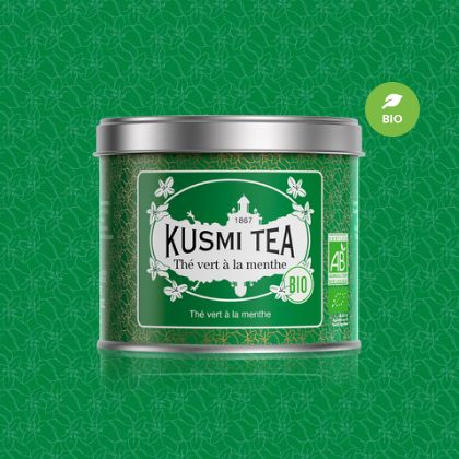 商品説明 KUSMI TEA クスミティー ミントグリーンティー オーガニック メタルカン 100g Grüner Tee mit Minze bio Metalldose 100 g ミント入りの緑茶 一口飲むだけでモロッコへと運んでくれるミント入りのオーガニックなグリーンティーです。 遠くの国に旅行してみたいと思いませんか?KUSMIのオーガニックなミントグリーンティーは、一口飲むだけで景色が変わり、モロッコへと旅立ちます。 伝統では、カップに高所から円弧を描くようにお湯を注ぎます。オーガニックなミントティーの香りがすぐに魅了します。遠くに、同時にとても近くに。椰子の葉のざわめき、噴水の水しぶき、砂丘の輝き。心配しないでください、これはミントの効果です。ミントはとても爽やかで、活気に満ち、強い火薬ような刺激をお茶に加えます。 KUSMIのミントグリーンティー オーガニックはさらに絶妙な味がします。 モロッコや隣国への良い旅を!真夏の美味しいオアシス、アイスティーもお忘れなく。 環境に優しいルーズティーや、持ち歩きに便利なティーバッグのオーガニックティーでご用意しています。 知っておくべきこと 専用のカラフェティーバッグを使えば、アイスティーとして気軽にミントグリーンティーを楽しめます。テラスに出て夏モードに切り替えましょう。カラフェにお湯600ml(カラフェの半分強)を注ぎ、ティーバッグを入れます。リラックスしてティーブレンドを7分ほど蒸らします。その後、大量の氷を加えます。さあ、あなたのアイスティーの準備ができました。座って楽んでください。 成分 緑茶*、ミントの葉*(5%)、ミント天然香料 お召し上がり方:茶葉に80℃のお湯を注ぎ、3～4分ほど置いてから淹れてください。 * 有機栽培 数量 100g 原産国 フランス 賞味期限 商品パッケージに記載（日/月/年） 保存方法 高温多湿を避け、暗所で保存してください。 輸入者名 本商品は個人輸入商品のため、購入者の方が輸入者となります。 広告文責 Kawaii Global GmbH、03-6311-4640 注意事項 ・当店でご購入された商品は、原則として、「個人輸入」としての取り扱いになり、全てドイツのベルリンからお客様のもとへ直送されます。 ・個人輸入される商品は、すべてご注文者自身の「個人使用・個人消費」が前提となりますので、ご注文された商品を第三者へ譲渡・転売することは法律で禁止されております。 ・通関時に関税・輸入消費税が課税される可能性がありますが、関税、輸入消費税、通関手数料等が発生した場合は当店で負担致しますのでご安心ください。関税をお支払いいただいたお客様は、お問い合わせフォームからご連絡をお願い致します。＊色がある場合、モニターの発色の具合によって実際のものと色が異なる場合がございます。