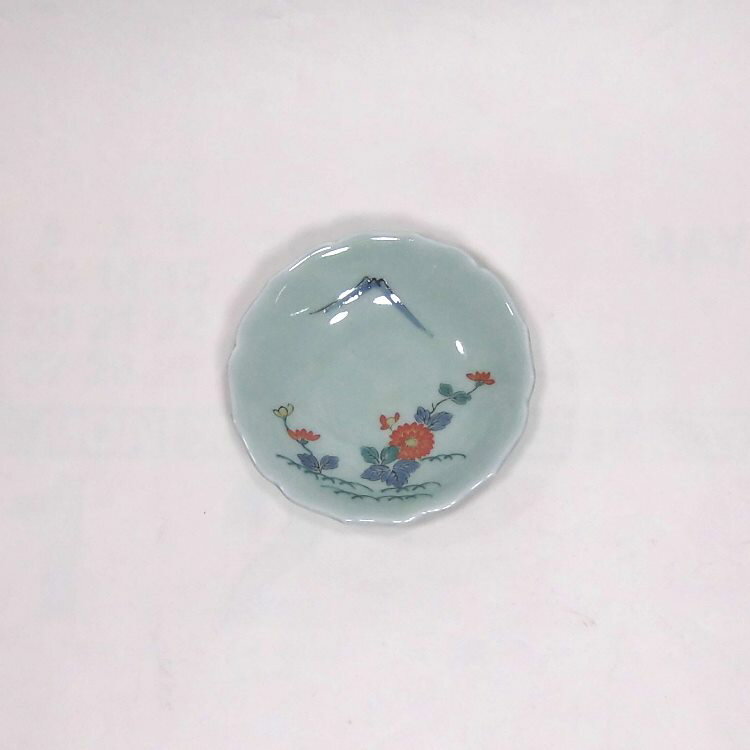 有田焼　桔梗渕皿　青磁色絵菊富士図　9.4cm