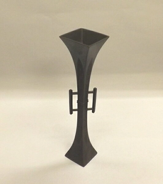 唐銅花入　四方耳付