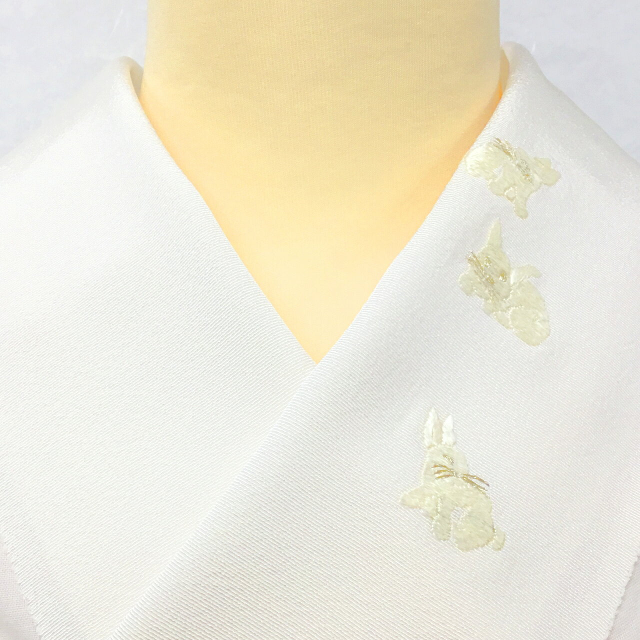 半衿 塩瀬 手刺繍ワンポイント柄うさぎ 鳥の子色絹100%金属糸使用【かわの屋オリジナル】【新品】