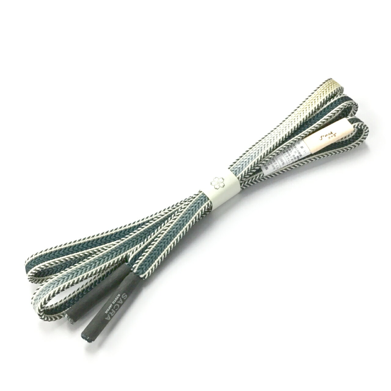 ◆ご紹介商品の色は「日本の伝統色　和色大辞典」を参照しております。 　またモニターや端末の設定により色の表示には差異が生じる場合がございます。 　ご了承くださいませ。京好みのやさしい雰囲気にモダンな感覚を加えた新しい作品を発信する、 京都の新進気鋭のブランド【和小物さくら / SACRA】。 綾竹組の美しい暈しと縞耳が特徴の「綾竹耳縞暈し」 虫襖色と白色の縞耳に、房側の水浅葱色から白色を含んで蜂蜜色へ、そこからまた白色を含んで水浅葱色から虫襖色へと切り替わっていく美しい暈しとなっております。 その日の気分やお着物に合わせてコーディネートをお楽しみいただけます。 総丈（房除く）　約 159 cmです。 移り変わる季節や様々な場面に着物姿のアクセントとして。 カジュアル着物や紬、小紋、附下などに合わせてお出掛けください。 ★色違いは以下をご覧ください↓ 「帯締め　綾竹耳縞暈し　紺色から濃い赭色」 「帯締め　綾竹耳縞暈し　渋紙色から空色」 ※商品ページがない場合は売り切れとなっております。 ※こちらの商品は配送日時指定を承ることが出来ませんので、ご了承くださいませ。