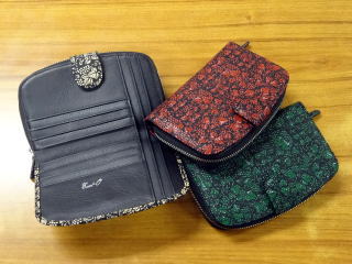 印伝(鹿革)　ぶどう柄　二つ折り財布　ベルト付き半月型