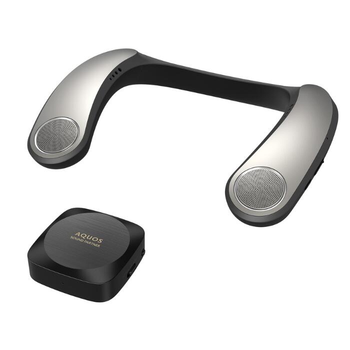 商品情報AQUOSサウンドパートナー AN-SX7A迫力の重低音と振動による臨場感を実現した独自の「ACOUSTIC VIBRATION SYSTEM」を搭載。映画や音楽を高音質で楽しめるウェアラブルネックスピーカー。映像と音声のズレを少なくする「Qualcomm aptX Low Latency」に対応。テレビとBluetoothで接続すれば、ストレスなくテレビ番組を楽しめる。長時間の使用でも疲労感の少ない快適な装着感を実現。約5時間の充電で、連続約13.5時間の長時間再生が可能なバッテリーを搭載している。