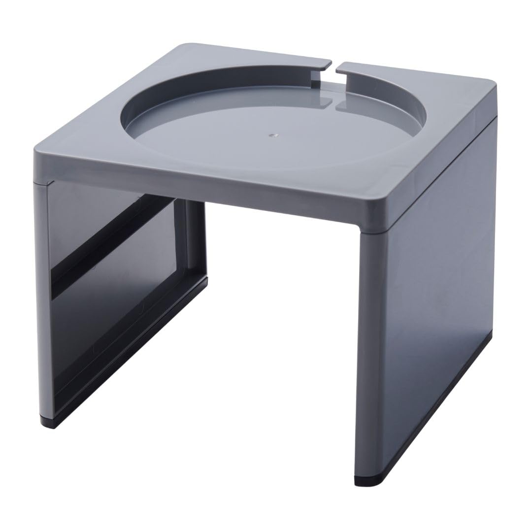 スタイル：ミニマリスト◆商品名：伊勢藤(ISETO) キッチンラック 電気ケトルラック グレー 日本製 卓上 スリム シンク上 棚 電気ポット I-636【サイズ】約20.7×21.1×高さ16cm〈内寸〉約18.2×21.1×高さ14.4cm〈天板内寸〉径約17.3cm 【重量】約353g 【素材材質】 天板・側板：ABS樹脂/ すべり止め：熱可塑性エラストマー 【生産国】日本電気ケトルの下を収納スペースにできるラック。電気ケトルの下に高さ約14.4cmの空間が作れます。天板にはケトルが滑り落ちないよう窪み付き。電源コード通しの穴が設けてあるので置いたままお湯が沸かせます。収納空間を作ってスペース有効活用