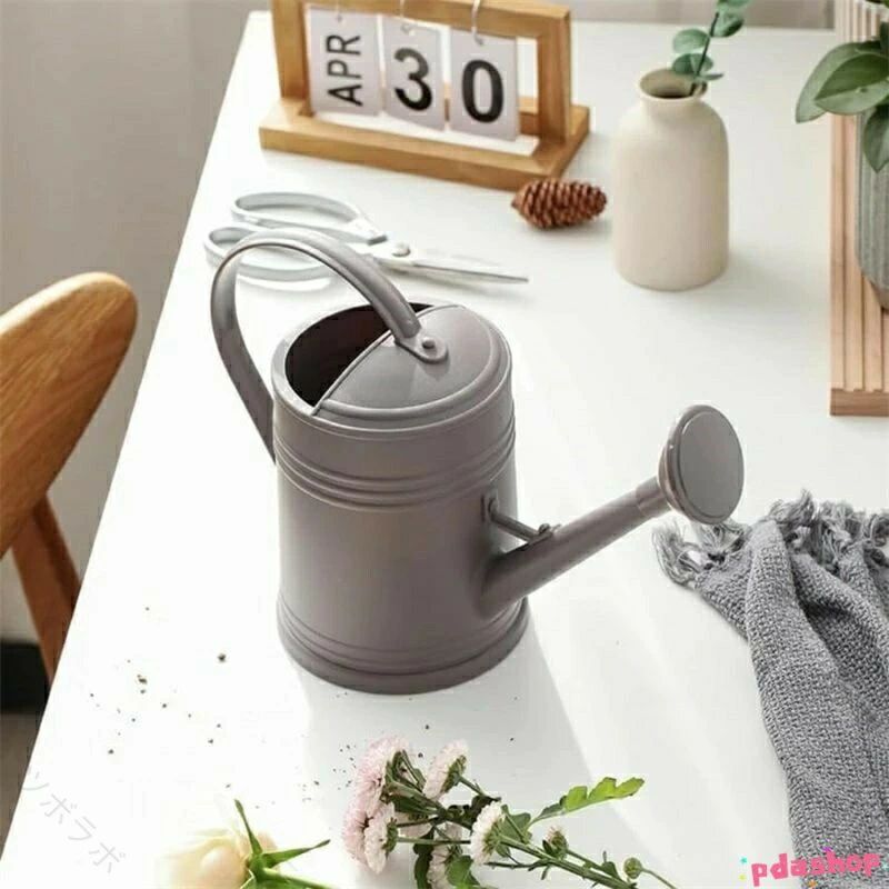 屋内・屋外の植物に最適で、ガーデニング、掃除、植栽など、花の水やりに使用でき、鉢植えなどの植物は、植物や花の周りの湿度を健康に保つことができます。 このじょうろの注ぎ口が長いため、植物に水をやるときは水の飛散を避け、水がよりスムーズかつ静かに流れにできますジョウロ。 ジョウロ ブリキこのじょうろのハンドルの部分が握りやすく、各サイズの手にも適用です。例えハンドルに水があっても滑りにくく、持ち運びすることがとても便利です。 このじょうろの開口が大きく、水の補充が簡単にできますので、観葉植物、草花、ハーブのプランター、鉢植えなどの水やりには最適です。このほか、日常の掃除や清潔のときも大活躍です。 素材には高品質なプラスチックを使用し、軽量化や抜群の耐久性を実現します。長く使い続けることができます.2Lリットルの容量で、たくさんの水を入れることができ、頻繁に水をくむ手間が省けます。 指定された配送時間は承っておりません。【ツボラボ】