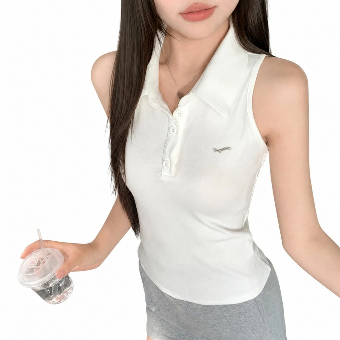 　　　 ◆◇◆売れている秘密◆◇◆ [S] バスト:80 着丈:55 / [M] バスト:84 着丈:56 / [L] バスト:88 着丈:57 / [XL] バスト:92 着丈:58 【洗練されたリブニットデザイン】クラシカルな雰囲気が漂う襟付き ノースリーブは、胸元の繊細なレター刺繍がアクセントになっています。縦ラインを強調するリブニットの編み地が、着るだけで洗練された大人可愛い印象を演出します。夏のアメカジスタイルにぴったりなおしゃれなタンクトップ 襟付きです。 【スマートなスリムフィット】程よく体に寄り添うスリムフィットのレディース トップス 夏は、女性らしい美しいボディラインを引き立てます。フロントボタンを開閉することで、デコルテラインを綺麗に見せたり、少し抜け感を出したりとアレンジが可能。スタイルを美しく見せたい方に最適なポロシャツ レディースです。 【軽やかなノースリーブの清涼感】肌触りの良い柔らかなサマーニット素材を採用したノースリーブ ニットは、汗ばむ季節でもベタつきにくく、いつでも心地よく過ごせます。ノースリーブの軽快な着心地で、普段のお出かけからデート、夏のアクティブなシーンまで、一日中快適でおしゃれな時間をサポートします。 【着回し力抜群のポロベスト】様々なボトムスと相性の良いポロベスト レディースは、デニムパンツでカジュアルに、ミニスカートでフェミニンにと、幅広いスタイリングを楽しめます。伸びにくいリブ編み仕様なので、ご自宅でのお手入れもしやすく、毎日のコーディネートの強い味方になるレディース トップスです。 　　　◆◇◆注意事項◆◇◆ご覧のモニターの環境、撮影環境により実物と色味が異なって見える場合がございます。湿った状態で他のものと擦り合わせると色が移る恐れがあります。濃色品の洗濯時は、白色、淡色と分けて洗ってください。説明 【商品紹介】 ◆[S] バスト:80 着丈:55 / [M] バスト:84 着丈:56 / [L] バスト:88 着丈:57 / [XL] バスト:92 着丈:58 ◆【洗練されたリブニットデザイン】クラシカルな雰囲気が漂う襟付き ノースリーブは、胸元の繊細なレター刺繍がアクセントになっています。縦ラインを強調するリブニットの編み地が、着るだけで洗練された大人可愛い印象を演出します。夏のアメカジスタイルにぴったりなおしゃれなタンクトップ 襟付きです。 ◆【スマートなスリムフィット】程よく体に寄り添うスリムフィットのレディース トップス 夏は、女性らしい美しいボディラインを引き立てます。フロントボタンを開閉することで、デコルテラインを綺麗に見せたり、少し抜け感を出したりとアレンジが可能。スタイルを美しく見せたい方に最適なポロシャツ レディースです。 ◆【軽やかなノースリーブの清涼感】肌触りの良い柔らかなサマーニット素材を採用したノースリーブ ニットは、汗ばむ季節でもベタつきにくく、いつでも心地よく過ごせます。ノースリーブの軽快な着心地で、普段のお出かけからデート、夏のアクティブなシーンまで、一日中快適でおしゃれな時間をサポートします。 ◆【着回し力抜群のポロベスト】様々なボトムスと相性の良いポロベスト レディースは、デニムパンツでカジュアルに、ミニスカートでフェミニンにと、幅広いスタイリングを楽しめます。伸びにくいリブ編み仕様なので、ご自宅でのお手入れもしやすく、毎日のコーディネートの強い味方になるレディース トップスです。 【洗濯の注意事項】 ★洗濯機洗い可/手洗い可