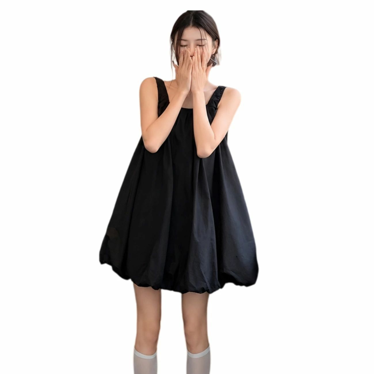 　　　 ◆◇◆売れている秘密◆◇◆ [S] バスト:80 着丈:80 / [M] バスト:84 着丈:81 / [L] バスト:88 着丈:82 / [XL] バスト:92 着丈:83 【大人可愛いバルーンシルエット】ふんわりと丸みを帯びた立体的な裾のラインが特徴的なバルーンワンピースです。デコルテを美しく見せるスクエアネックと、肩まわりをすっきりと見せるノースリーブワンピースのデザインを組み合わせることで、甘すぎずヘルシーな大人の女性らしさを演出します。 【体型カバーを叶えるAライン】裾に向かって自然に広がるAラインワンピースは、気になるお腹まわりやヒップラインを優しく隠します。体型カバー ワンピースとしての機能性を持ちながらも、ルーズに見えない絶妙なボリューム感で、どの角度から見てもすっきりとした美しいボディラインをキープできるのが魅力です。 【さらりと快適な着心地】風が通り抜ける軽やかな素材を使用したサマーワンピースは、暑い季節でも爽やかに過ごせます。リゾート地での散策や普段のお出かけはもちろん、レイヤード次第でロングシーズン活躍するカジュアルワンピースなので、毎日のコーディネート選びがもっと楽しく軽快になります。 【お手入れ簡単でデイリーに活躍】細部まで丁寧に仕立てられたレディースワンピースは、型崩れしにくく毎日のケアが簡単です。しわになりにくい素材を採用したミニワンピースなので、洗濯後のお手入れや旅行時の持ち運びもスムーズ。いつでも清潔感のあるクリーンな印象をキープできます。 　　　◆◇◆注意事項◆◇◆ご覧のモニターの環境、撮影環境により実物と色味が異なって見える場合がございます。湿った状態で他のものと擦り合わせると色が移る恐れがあります。濃色品の洗濯時は、白色、淡色と分けて洗ってください。説明 【商品紹介】 ◆[S] バスト:80 着丈:80 / [M] バスト:84 着丈:81 / [L] バスト:88 着丈:82 / [XL] バスト:92 着丈:83 ◆【大人可愛いバルーンシルエット】ふんわりと丸みを帯びた立体的な裾のラインが特徴的なバルーンワンピースです。デコルテを美しく見せるスクエアネックと、肩まわりをすっきりと見せるノースリーブワンピースのデザインを組み合わせることで、甘すぎずヘルシーな大人の女性らしさを演出します。 ◆【体型カバーを叶えるAライン】裾に向かって自然に広がるAラインワンピースは、気になるお腹まわりやヒップラインを優しく隠します。体型カバー ワンピースとしての機能性を持ちながらも、ルーズに見えない絶妙なボリューム感で、どの角度から見てもすっきりとした美しいボディラインをキープできるのが魅力です。 ◆【さらりと快適な着心地】風が通り抜ける軽やかな素材を使用したサマーワンピースは、暑い季節でも爽やかに過ごせます。リゾート地での散策や普段のお出かけはもちろん、レイヤード次第でロングシーズン活躍するカジュアルワンピースなので、毎日のコーディネート選びがもっと楽しく軽快になります。 ◆【お手入れ簡単でデイリーに活躍】細部まで丁寧に仕立てられたレディースワンピースは、型崩れしにくく毎日のケアが簡単です。しわになりにくい素材を採用したミニワンピースなので、洗濯後のお手入れや旅行時の持ち運びもスムーズ。いつでも清潔感のあるクリーンな印象をキープできます。 【洗濯の注意事項】 ★洗濯機洗い可/手洗い可