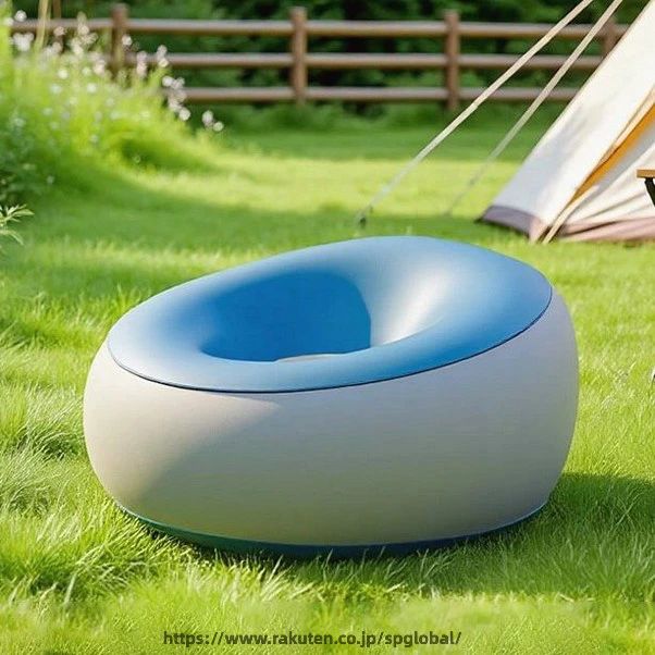 アウトドア用エアソファ 一人掛け 折りたたみ式 軽量ポータブル 充気式チェア 85×43cm PVC素材 キャンプ・室内兼用 どこでもリラックス空間を作れるエアソファです。 快適なくつろぎ時間をどこでも楽しめる、軽量で持ち運び便利な充気式エアソファです。アウトドアはもちろん、室内でも使えるシンプルでおしゃれなデザイン。高品質なPVC素材を使用しており、耐久性と安定感に優れています。空気を入れるだけで簡単に使用でき、使わない時はコンパクトに折りたたんで収納可能。キャンプ、ピクニック、ベランダ、リビングなど様々なシーンで活躍します。人間工学に基づいた形状で体をしっかり支え、長時間座っても快適。ドリンクを楽しみながらリラックスできる理想的な一人用ソファです。商品仕様：・サイズ：約85×43cm・素材：PVC・タイプ：一人掛け・使用場所：アウトドア／室内兼用軽くて便利、そして快適。どこでもリラックス空間を作れるエアソファです。 5