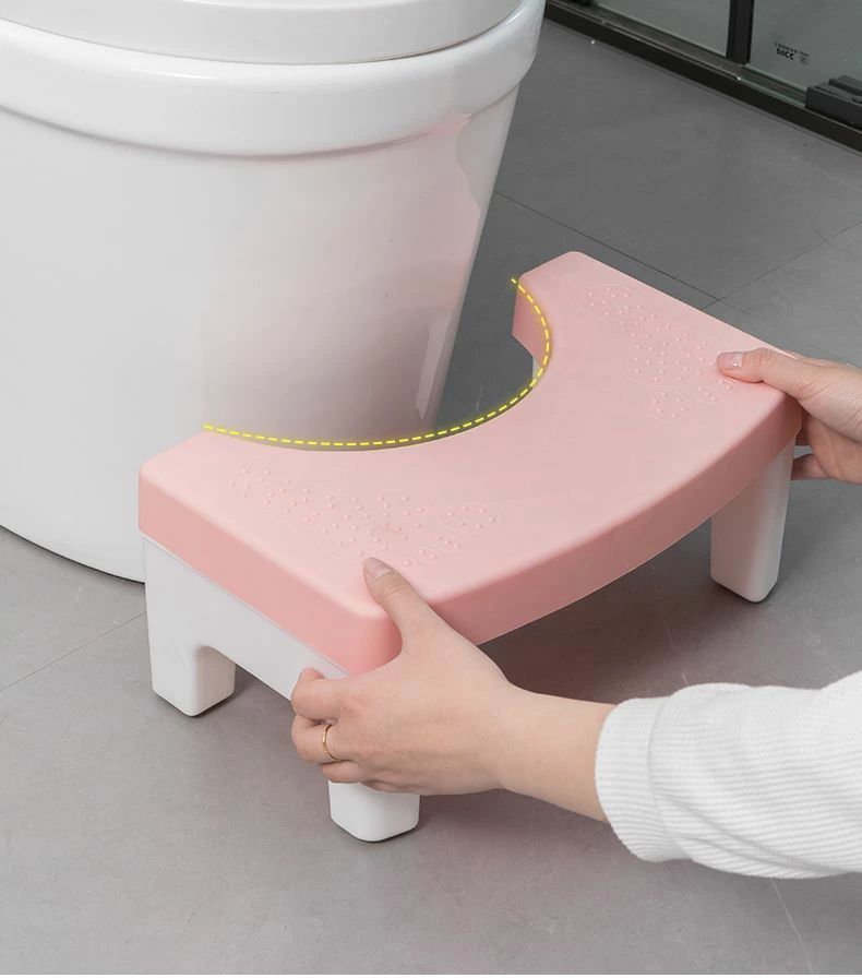この商品について 1.人間工学に基づいたデザイン 足をトイレ踏み台に乗せることで、自然と和式トイレを使用する時の姿勢に近くなり、踏ん張りやすくなります。 その結果、快適なトイレタイムとストレスや不安を解消する事が出来ます。 2.無理のない自然な体勢 ステップに足を乗せて便座に座ると、スクワットの様に「しゃがむ」体勢になります。 排泄に一番いいとされる「35度」の角度が作れます。 立った状態の時は恥骨直腸筋は閉まっています。 和式トイレに座った状態だと姿勢は90度になり、恥骨直腸筋がねじれ弁の流れを妨げてしまいます。 3.お子様から大人まで使える 大人の方の便秘解消はもちろん、小さなお子様がいるご家庭では、大人用トイレへの移行の際の踏み台としてもお使い頂けます。 踏み台があれば1人でトイレに座る事ができ、忙しいママにも優しい また、耐荷重70kgなので女性だけでなく、男性もお使い頂けます。 4.シンプルでお手入れも楽々 シンプルでスタイリッシュなデザインなので、どんなトイレにもマッチします。 U字型でトイレにぴったりフィット。 耐久性のあるプラスチック素材でお手入れも楽々 ステップ部分に滑り止め加工安全です。この商品について1.人間工学に基づいたデザイン 足をトイレ踏み台に乗せることで、自然と和式トイレを使用する時の姿勢に近くなり、踏ん張りやすくなります。 その結果、快適なトイレタイムとストレスや不安を解消する事が出来ます。2.無理のない自然な体勢 ステップに足を乗せて便座に座ると、スクワットの様に「しゃがむ」体勢になります。 排泄に一番いいとされる「35度」の角度が作れます。 立った状態の時は恥骨直腸筋は閉まっています。 和式トイレに座った状態だと姿勢は90度になり、恥骨直腸筋がねじれ弁の流れを妨げてしまいます。3.お子様から大人まで使える 大人の方の便秘解消はもちろん、小さなお子様がいるご家庭では、大人用トイレへの移行の際の踏み台としてもお使い頂けます。 踏み台があれば1人でトイレに座る事ができ、忙しいママにも優しい また、耐荷重70kgなので女性だけでなく、男性もお使い頂けます。4.シンプルでお手入れも楽々 シンプルでスタイリッシュなデザインなので、どんなトイレにもマッチします。 U字型でトイレにぴったりフィット。 耐久性のあるプラスチック素材でお手入れも楽々 ステップ部分に滑り止め加工安全です。この商品について 1.人間工学に基づいたデザイン 足をトイレ踏み台に乗せることで、自然と和式トイレを使用する時の姿勢に近くなり、踏ん張りやすくなります。 その結果、快適なトイレタイムとストレスや不安を解消する事が出来ます。 2.無理のない自然な体勢 ステップに足を乗せて便座に座ると、スクワットの様に「しゃがむ」体勢になります。 排泄に一番いいとされる「35度」の角度が作れます。 立った状態の時は恥骨直腸筋は閉まっています。 和式トイレに座った状態だと姿勢は90度になり、恥骨直腸筋がねじれ弁の流れを妨げてしまいます。 3.お子様から大人まで使える 大人の方の便秘解消はもちろん、小さなお子様がいるご家庭では、大人用トイレへの移行の際の踏み台としてもお使い頂けます。 踏み台があれば1人でトイレに座る事ができ、忙しいママにも優しい また、耐荷重70kgなので女性だけでなく、男性もお使い頂けます。 4.シンプルでお手入れも楽々 シンプルでスタイリッシュなデザインなので、どんなトイレにもマッチします。 U字型でトイレにぴったりフィット。 耐久性のあるプラスチック素材でお手入れも楽々 ステップ部分に滑り止め加工安全です。この商品について1.人間工学に基づいたデザイン 足をトイレ踏み台に乗せることで、自然と和式トイレを使用する時の姿勢に近くなり、踏ん張りやすくなります。 その結果、快適なトイレタイムとストレスや不安を解消する事が出来ます。2.無理のない自然な体勢 ステップに足を乗せて便座に座ると、スクワットの様に「しゃがむ」体勢になります。 排泄に一番いいとされる「35度」の角度が作れます。 立った状態の時は恥骨直腸筋は閉まっています。 和式トイレに座った状態だと姿勢は90度になり、恥骨直腸筋がねじれ弁の流れを妨げてしまいます。3.お子様から大人まで使える 大人の方の便秘解消はもちろん、小さなお子様がいるご家庭では、大人用トイレへの移行の際の踏み台としてもお使い頂けます。 踏み台があれば1人でトイレに座る事ができ、忙しいママにも優しい また、耐荷重70kgなので女性だけでなく、男性もお使い頂けます。4.シンプルでお手入れも楽々 シンプルでスタイリッシュなデザインなので、どんなトイレにもマッチします。 U字型でトイレにぴったりフィット。 耐久性のあるプラスチック素材でお手入れも楽々 ステップ部分に滑り止め加工安全です。