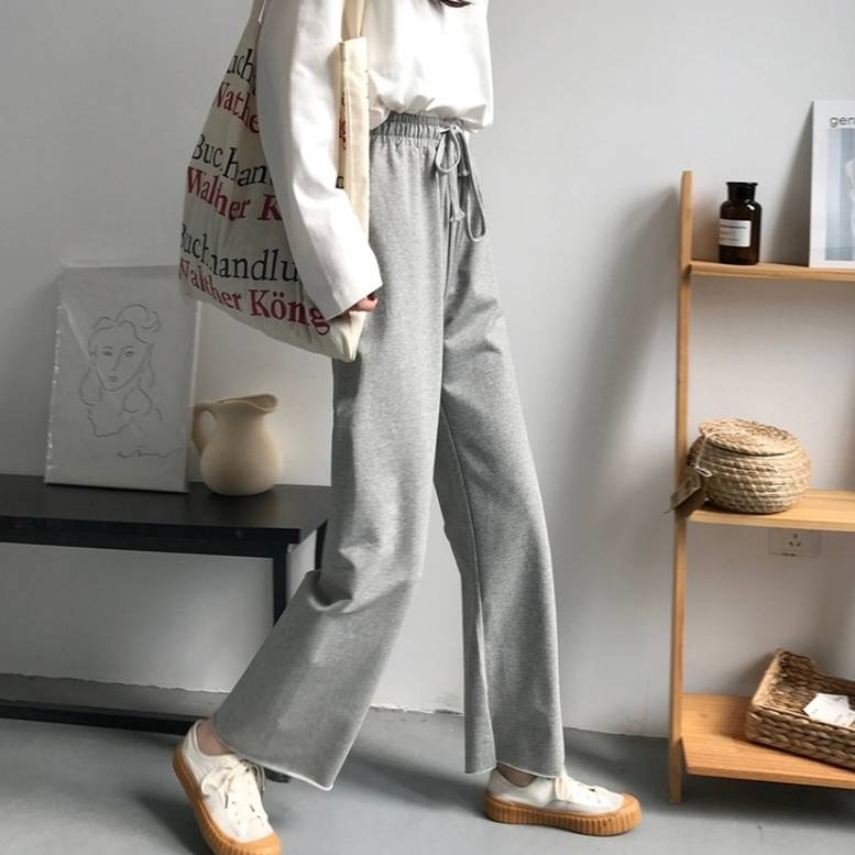 コーデをアップデートしてくれるセミワイドパンツストレートな美シルエットが大人な印象で使えますウエストゴムのスウェット素材でストレスフリーではけるリラクシーなアイテムです【カラー】グレー、ブラック【サイズ(cm)】S：ウエスト57-63　ヒップ91　腿幅56　脚幅34　裾口24.5　ボトム丈90M：ウエスト63-70　ヒップ94　腿幅58　脚幅36　裾口26　ボトム丈91L：ウエスト73-77　ヒップ98　腿幅60　脚幅37　裾口27.5　ボトム丈92XL：ウエスト80-83　ヒップ103　腿幅62　脚幅38　裾口28　ボトム丈932XL：ウエスト83-87　ヒップ107　腿幅64　脚幅39　裾口29.5　ボトム丈94※1〜3cmの誤差がある可能性がございます。【発送について】・海外からのお取り寄せ商品のため、ご入金確認後、お届けまでに「通常10-24日程度」のお時間がかかります。・通常よりもお時間がかかってしまう場合もございますので、納期には十分な余裕をもってご購入いただきますようお願いいたします。・欠品や商品の不具合などにより、商品をお届けすることができず、ご注文をキャンセルさせていただく場合もございますのでご了承ください。【キャンセルについて】・ご注文確定後のキャンセルや内容変更はお受けすることができません。・ただし、商品のお届けが通常納期を超えてしまう場合にはご注文のキャンセルが可能です。【商品について】・海外製品のため日本商品に比べ品質が劣ります。糸のほつれ、多少の汚れやシミ、ファスナーが固い、デザインの若干の違いなどは不良品には該当しませんのでご了承ください。・お手持ちの携帯やPCの画面設定の影響により、実物と色味が異なって見える場合がございます。【返品交換について】・返品や交換をご希望の場合は、商品到着後「7日以内」にご連絡ください。7日を超えてしまった場合は返品も交換もお受けできませんので、商品が届きましたらすぐに開封し商品のご確認をお願いいたします。・サイズが合わない、イメージ違いなど、お客様都合での返品や交換につきましては、返品送料はお客様のご負担でお受けいたします。ただし、未着用商品に限ります。ご不安な点、ご不明な点などがございましたら、お問い合わせフォームより、いつでもお気軽にお問い合わせくださいませ。最後までご覧くださり、ありがとうございました。スウェットパンツ レディース 送料無料 ボトムス パンツ ワイドパンツ リラックススウェットパンツ ウエストゴムパンツ ガウチョパンツ ウエストリボン ハイウエスト ウエストゴム 大人可愛い きれいめ 上品 大人女子 こなれ感 ラフ マニッシュ スポーティー キュート ゆったり 黒 ブラック グレー 重ね着 楽ちん 体型カバー 美脚 脚長 定番 春夏 秋冬 大人 かわいい おしゃれ 普段使い デイリー 通勤 通学 旅行 トレンド#ウエストゴム #ルームウェア #切りっぱなし #スウェット #レディース