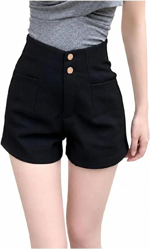 　　　 ◆◇◆売れている秘密◆◇◆ ウエスト:64 ヒップ:97 パンツ丈:39 / ウエスト:68 ヒップ:101 パンツ丈:39 / ウエスト:72 ヒップ:105 パンツ丈:40 / ウエスト:76 ヒップ:109 パンツ丈:40 【スタイルアップ効果】計算されたAラインシルエットが、太もも周りを自然にカバーし、足長効果を演出します。無駄のないミニマルなデザインは、どんなトップスとも合わせやすく、洗練された大人の着こなしを叶えるショートパンツとして、毎日のコーディネートの強い味方になります。 【快適な穿き心地】肌触りの良い柔らかな素材を使用したレディースショートパンツです。程よい伸縮性があるため、窮屈感を感じさせず、アクティブに動く日でも一日中快適に過ごせます。シンプルながらも細部までこだわり抜いたシルエットで、動きやすさと美脚見せの両方を実現しました。 【着回し力抜群のボトムス】ハイウエスト設計で腰回りをしっかりホールドするこのショートパンツは、タックインスタイルもすっきりと決まります。カジュアルなTシャツからきれいめのブラウスまで、幅広いスタイルと相性が良く、クローゼットに一枚あるだけで毎日の服選びがぐっと楽になります。 【こだわりのディテール】フロントに施された二連のボタンデザインが、シンプルな無地のレディースショートパンツにさりげないアクセントを加えています。日常のお手入れがしやすく、形崩れしにくい素材感なので、デイリーユースにぴったり。トレンドに左右されない定番アイテムとして、長く愛用いただけます。 　　　◆◇◆注意事項◆◇◆ご覧のモニターの環境、撮影環境により実物と色味が異なって見える場合がございます。湿った状態で他のものと擦り合わせると色が移る恐れがあります。濃色品の洗濯時は、白色、淡色と分けて洗ってください。説明 【商品紹介】 ◆ ウエスト:64 ヒップ:97 パンツ丈:39 / ウエスト:68 ヒップ:101 パンツ丈:39 / ウエスト:72 ヒップ:105 パンツ丈:40 / ウエスト:76 ヒップ:109 パンツ丈:40 ◆【スタイルアップ効果】計算されたAラインシルエットが、太もも周りを自然にカバーし、足長効果を演出します。無駄のないミニマルなデザインは、どんなトップスとも合わせやすく、洗練された大人の着こなしを叶えるショートパンツとして、毎日のコーディネートの強い味方になります。 ◆【快適な穿き心地】肌触りの良い柔らかな素材を使用したレディースショートパンツです。程よい伸縮性があるため、窮屈感を感じさせず、アクティブに動く日でも一日中快適に過ごせます。シンプルながらも細部までこだわり抜いたシルエットで、動きやすさと美脚見せの両方を実現しました。 ◆【着回し力抜群のボトムス】ハイウエスト設計で腰回りをしっかりホールドするこのショートパンツは、タックインスタイルもすっきりと決まります。カジュアルなTシャツからきれいめのブラウスまで、幅広いスタイルと相性が良く、クローゼットに一枚あるだけで毎日の服選びがぐっと楽になります。 ◆【こだわりのディテール】フロントに施された二連のボタンデザインが、シンプルな無地のレディースショートパンツにさりげないアクセントを加えています。日常のお手入れがしやすく、形崩れしにくい素材感なので、デイリーユースにぴったり。トレンドに左右されない定番アイテムとして、長く愛用いただけます。 【洗濯の注意事項】 ★洗濯機洗い可/手洗い可