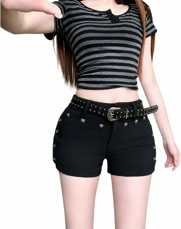 　　　 ◆◇◆売れている秘密◆◇◆ ウエスト:64 ヒップ:96 パンツ丈:35 股下:5 / ウエスト:68 ヒップ:100 パンツ丈:36 股下:6 / ウエスト:72 ヒップ:104 パンツ丈:37 股下:7 / ウエスト:76 ヒップ:109 パンツ丈:38 股下:8 【魅力的なデザイン】すっきりとした黒 ホットパンツは、サイドのハトメ飾りがエッジの効いたアクセントになり、シンプルながらもおしゃれ度を引き立てます。タイトなシルエットのレディース ショートパンツなので、脚長効果も期待でき、穿くだけでヘルシーでセクシーな雰囲気を演出します。 【抜群の伸縮性】ストレッチ ショートパンツとして、伸縮性に優れた柔らかな生地を採用しており、ヒップラインに優しくフィットします。この美脚 ショートパンツは、体の動きに合わせてしなやかに伸び縮みするため、窮屈感を感じにくく、一日中すっきりとした美しいボディラインをキープします。 【快適な穿き心地】通気性が良く肌触りの良い素材を使用した夏 マイクロミニパンツは、汗ばむ季節でもベタつきにくく、涼やかに過ごせます。シンプルなカジュアル 短パン仕様なので、Tシャツやタンクトップといったお手持ちのトップスとも相性が良く、毎日のコーディネート選びが楽しくなります。 【丁寧な仕立て】細部まで丁寧に縫製されたレディース 短パンは、型崩れしにくく、日常のお手入れも簡単です。繰り返し着用しても生地がへたりにくいため、デイリーユースにぴったりの黒 ショートパンツです。アクティブに動く日でも、ステッチがしっかりしているので安心して着用いただけます。 　　　◆◇◆注意事項◆◇◆ご覧のモニターの環境、撮影環境により実物と色味が異なって見える場合がございます。湿った状態で他のものと擦り合わせると色が移る恐れがあります。濃色品の洗濯時は、白色、淡色と分けて洗ってください。説明 【商品紹介】 ◆ ウエスト:64 ヒップ:96 パンツ丈:35 股下:5 / ウエスト:68 ヒップ:100 パンツ丈:36 股下:6 / ウエスト:72 ヒップ:104 パンツ丈:37 股下:7 / ウエスト:76 ヒップ:109 パンツ丈:38 股下:8 ◆【魅力的なデザイン】すっきりとした黒 ホットパンツは、サイドのハトメ飾りがエッジの効いたアクセントになり、シンプルながらもおしゃれ度を引き立てます。タイトなシルエットのレディース ショートパンツなので、脚長効果も期待でき、穿くだけでヘルシーでセクシーな雰囲気を演出します。 ◆【抜群の伸縮性】ストレッチ ショートパンツとして、伸縮性に優れた柔らかな生地を採用しており、ヒップラインに優しくフィットします。この美脚 ショートパンツは、体の動きに合わせてしなやかに伸び縮みするため、窮屈感を感じにくく、一日中すっきりとした美しいボディラインをキープします。 ◆【快適な穿き心地】通気性が良く肌触りの良い素材を使用した夏 マイクロミニパンツは、汗ばむ季節でもベタつきにくく、涼やかに過ごせます。シンプルなカジュアル 短パン仕様なので、Tシャツやタンクトップといったお手持ちのトップスとも相性が良く、毎日のコーディネート選びが楽しくなります。 ◆【丁寧な仕立て】細部まで丁寧に縫製されたレディース 短パンは、型崩れしにくく、日常のお手入れも簡単です。繰り返し着用しても生地がへたりにくいため、デイリーユースにぴったりの黒 ショートパンツです。アクティブに動く日でも、ステッチがしっかりしているので安心して着用いただけます。 【洗濯の注意事項】 ★洗濯機洗い可/手洗い可