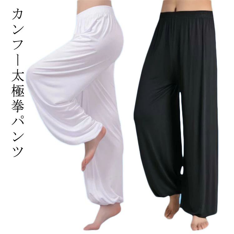 カンフー太極拳パンツ男女兼用の太極拳パンツです。通気性＆伸縮性に、とても優れ、動きやすいです！ゆったりとしたカンフースタイルのパンツです。　　軽くて汗を吸収しやすい！表演用、家庭用、練習用として大活躍間違いなしの一枚。 サイズ M L XL サイズについての説明 【M】おすすめ体重45-65kg【L】おすすめ体重65-80kg【XL】おすすめ体重80-95kg※サイズは平置き実寸になります。サイズ表の実寸法は商品によって1-3cm程度の誤差がある場合がございます。 素材 ポリエステル 色 ブラック ホワイト 備考 ●サイズ詳細等の測り方はスタッフ間で統一、徹底はしておりますが、実寸は商品によって若干の誤差(1cm〜3cm )がある場合がございますので、予めご了承ください。 ●商品の色は、撮影時の光や、お客様のモニターの色具合などにより、実際の商品と異なる場合がございます。あらかじめ、ご了承ください。 ●製品によっては、生地の特性上、洗濯時に縮む場合がございますので洗濯時はご注意下さいませ。 ▼色味の強い製品によっては他の衣類などに色移りする場合もございますので、速やかに（脱水、乾燥等）するようにお願いいたします。 ▼生地によっては摩擦や汗、雨などで濡れた時は、他の製品に移染する恐れがございますので、着用の際はご注意下さい。 ▼生地の特性上、やや匂いが強く感じられるものもございます。数日のご使用や陰干しなどで気になる匂いはほとんど感じられなくなります。