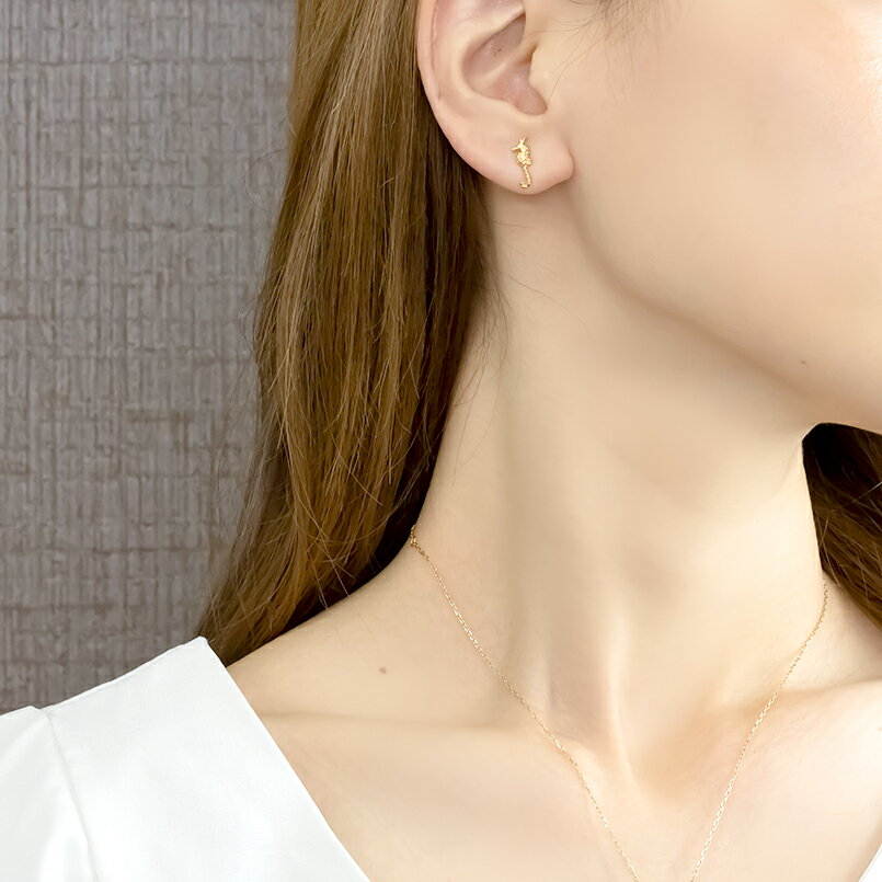 かざり屋の【最短発送】24金 純金 ピアス k24 片耳ピアス ポスト18金 タツノオトシゴ マリンジュエリー キャッチのいらないピアス キャッチナッシャー ピアス つけっぱなし キャッチなし 男女兼用 ユニセックス 男女問わず レディース 金属アレルギー対応｜アングル2