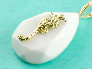 タツノオトシゴ ネックレス チャーム ペンダント カルセドニー ホワイト 白い石 イエローゴールドk18 18金 18k マリンジュエリー Sea Horse レディース【楽ギフ_包装】【コンビニ受取対応商品】 送料無料