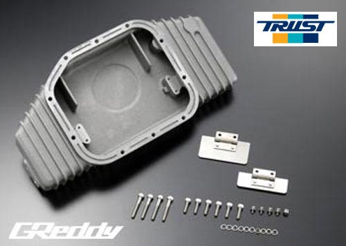 【商品説明】 TRUST GReddy Oil Panupgrade トラスト グレッディー 大容量オイルパンキット ・商品コード： 13525901 【適合車種】 ・年式： 1991.01〜2002.08 ・車種： シルビア, 180SX ・型式： PS13, RPS13, S14, S15 ・E/g型式： SR20DE, SR20DET ◎アルミ鋳物 オイル容量約1000ccアップ ◎可動式バッフルプレート付き ◎オイルドレーン部横に1/8PTセンサー取り出し穴設置 ◎前後横Gで動くオイルを可動式バッフルプレートで制御し、 　確実なオイル吸入が可能 ◎外観形状は横方向に広げ容量を稼ぎ、 　高さは純正オイルパンと同一としているため、最低地上高は確保 ◎全体的に冷却フィンを設け、前部に『SR20』、下部にGReddyのロゴ入り ◎車両にエンジンを搭載したまま純正オイルパンと交換可能 ●スポーツ走行・サーキット走行等で威力を発揮!! ●オイルパンは単にオイルを溜めておくだけのパーツでなく、オイルの冷却、 　オイルの中に含まれる気体との分離、走行中のオイルの偏りを制御して、 　オイルストレーナーからの吸入が途切れないようにするという重要な役割を持っています。 ●GReddy大容量オイルパンキットは純正では不足しがちなオイル容量に対し、 　プラス600cc-1500ccの容量アップを実現。 ●アルミ製オイルパンの外側に冷却フィンを設置し、 　内部にはオイルにかかる前後G、横Gでオイルが偏るのを抑える 　パテーションやモデルによっては可動式バッフルプレートを採用。 ●確実な冷却とオイル吸入が行なわれるよう開発しました。 ●取り付けは、若干の加工が必要になるRB26DETTエンジン用以外はボルトオン装着が可能。 ●オイルセンサーも簡単に追加することができます。 ●ドラッグレース、サーキット走行時において、 　オイルの偏りやクランクシャフトの攪拌、抵抗を低減。 ●GReddy大容量オイルパンキットを装着することで、 　安定したオイル吸入が可能となり油温、油圧に余裕が生まれます。 ※掲載画像はメーカー参考画像となります。車種ごとに形状が異なる場合もございます。 ※メーカー商品改良などにより、形状・色など実際の商品と異なる場合もございます。 ※お急ぎの方は必ず在庫のお問い合わせをお願いいたします。 【送料】 ◎全国一律 送料無料!!（北海道・本州・四国・九州） ※沖縄県および離島は送料着払いとなります。 ※商品発送期間 ◎メーカー在庫が有る場合 　注文確定(銀行振込は入金確認後)から1〜3営業日で発送となります。 ◎メーカー在庫が欠品場合 　ご入金確認後の入荷ご予約にて納期が長期かかる場合があります。 　決済確認後、当〜翌営業日までに改めて発送日のご連絡をさせていただきます。 ※お急ぎな方はご注文に必ず「納期問合せ」をお願い致します。 　納期確認無き場合の納期遅延などに関するクレーム及びキャンセル等は 　一切お受けできません。　