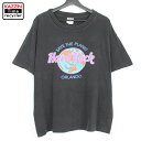 90s USA製 ハードロックカフェ HardRockCafe プリント 半袖Tシャツ 古着 ★ 表記Lサイズ ビッグサイズ オーバーサイズ ブラック Condition 状態 コンディション追記 全体：汚れ、色あせ首元・襟：ヨレ前身頃：小穴裾：ステッチ抜けプリント：割れ※記載しきれない微細な汚れやダメージがある場合がございます。あくまで古着であるということを理解頂いたうえ、ご検討くださいませ。 Detail 詳細 年代 90年代 ブランド HardRockCafe ハードロックカフェ 生産国 アメリカ カラー ブラック 素材 コットン プリント・刺繍 ラバープリント 特徴 袖・裾 シングルステッチ コメント ※袖、裾共にシングルステッチ仕様の90年代の一着です。肩幅、身幅の広いゆったりとしたシルエットです。 Size サイズ サイズ表記 L 着用感 メンズXLサイズ相当 実寸 肩幅：56cm身幅：64cm着丈：67cm袖丈：20cm ※丁寧に計測していますが若干の誤差はご了承下さい。 ※採寸は弊社独自の場所で計測しております。 ※特に着丈に関しましては、前身頃襟元よりの計測となっておりますのでご注意ください。 詳しくはサイズガイドをご覧ください。 サイズガイドはこちら →→メンズ 半袖Tシャツの他の商品を見る→→ハードロックカフェの他の商品を見る→→BIGサイズの他の商品を見る