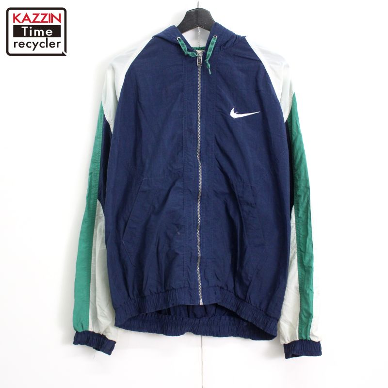 90s ヴィンテージ ナイキ NIKE ナイロンジャケット 古着 ★ メンズ 表記XLサイズ ブルーCondition 状態コンディション追記袖・袖口 : 汚れ前身頃 : 汚れプリントの状態 : 割れ※記載しきれない微細な汚れやダメージがある場合がございます。あくまで古着であるということを理解頂いたうえ、ご検討くださいませ。Detail 詳細年代90年代 90s ブランドナイキ NIKE 生産国タイ カラーブルー素材ナイロン裏地素材ポリエステルプリントラバープリント刺繍刺繍機能フードドローコードSize サイズサイズ表記XL着用感メンズXLサイズ相当実寸肩幅 : (シームレスの為計測不可)身幅 : 68 cm 着丈 : 65 cm袖丈 : 50 cm (脇下から計測)※丁寧に計測していますが若干の誤差はご了承下さい。※採寸は弊社独自の場所で計測しております。※特に着丈に関しましては、前身頃襟元よりの計測となっておりますのでご注意ください。 詳しくはサイズガイドをご覧ください。→→メンズ ナイロンジャケットの他の商品を見る→→ナイキの他の商品を見る→→BIGサイズの他の商品を見る"