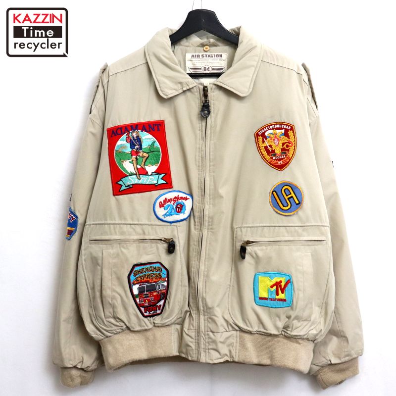 【中古】00s 中綿 フライト ジャケット 古着 メンズ 表記XLサイズ ベージュCondition 状態コンディション追記全体 : 汚れ前身頃 : ワッペン剥がれジッパー特記 : ジッパー硬い・開閉可※記載しきれない微細な汚れやダメージがある場合がございます。あくまで古着であるということを理解頂いたうえ、ご検討くださいませ。Detail 詳細年代2000年代 00s 生産国中国 カラーベージュ素材ポリエステル刺繍ワッペンSize サイズサイズ表記XL着用感メンズXL~サイズ相当実寸肩幅 : 61 cm 身幅 : 70 cm 着丈 : 69 cm袖丈 : 58 cm ※丁寧に計測していますが若干の誤差はご了承下さい。※採寸は弊社独自の場所で計測しております。※特に着丈に関しましては、前身頃襟元よりの計測となっておりますのでご注意ください。 詳しくはサイズガイドをご覧ください。→→メンズ ジャケットの他の商品を見る→→BIGサイズの他の商品を見る