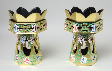 【ポイント5倍+クーポン】仏具 『供花 六角木製 唐草彩色入り 2,5寸 1対（2個）入り』 浄土真宗本願寺派 (西) 用 (お彼岸 彼岸 法要 法事 仏壇用 仏壇用品 仏事 仏事用 仏具用品)