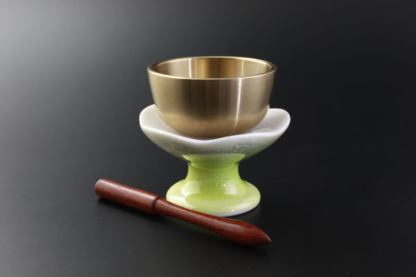 【全品ポイントアップ!】【仏具】モダン仏具 『ほのか九谷焼銀彩 おりんセット イエロー』[家具調仏具] [リンセット] [お鈴セット] [ミニ仏壇] [小型仏壇] [小型上置型仏壇] [家具調仏壇] [現代仏壇] (お彼岸 彼岸 法要 法事 おリン 仏壇用 仏壇用品 仏事 仏事用 仏具)