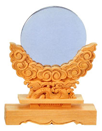 神鏡は御神体を象徴するといわれる大切な神具です。 材質 クロームメッキ仕上げ サイズ 鏡の直径：75（mm） 総高さ：140（mm） 最大巾：110（mm） 台奥行：30（mm） 備考　