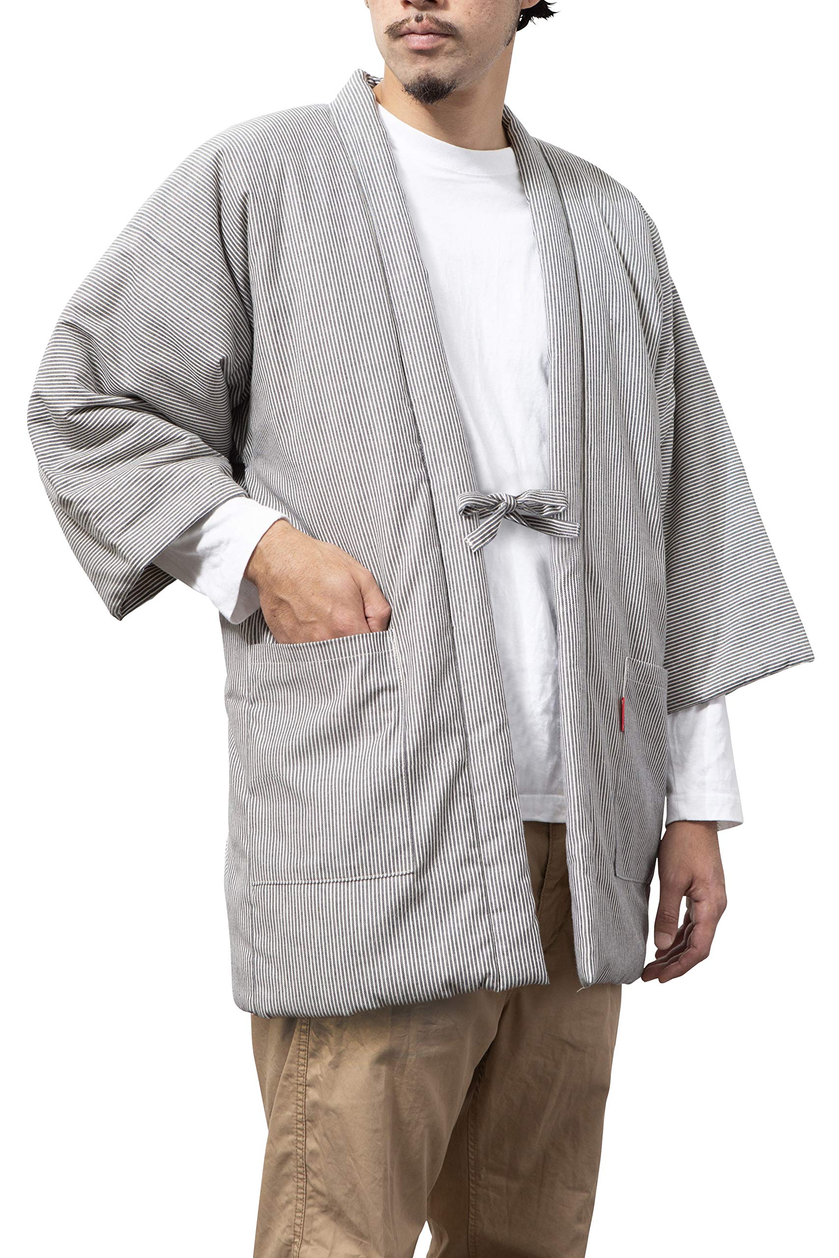 ・サイズ:フリーサイズ (適応身長 165cm~175cm / 着丈82cm / 身幅63cm / 裄丈70cm / 胸囲80~104cm) ・素材:表地 綿100%、裏地 綿100%、中綿 綿70% ポリエステル30% ・生地:三つ綾織(ヒッコリーストライプ) ・糸:経糸40双糸、緯糸20単糸 ・機能:保温性、吸湿性、シワになりにくい加工