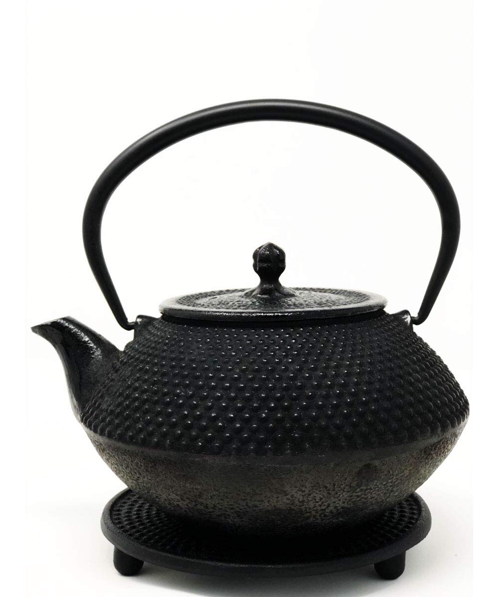 ・容量:満水時800ml(実使用目安600ml) ・底面サイズ:直径7.5cm ・材質:南部鉄器(ホーローなし) ・表面加工:漆焼き付け仕上げ ・対応熱源:直火(底面サイズが適合する場合のみIH対応)