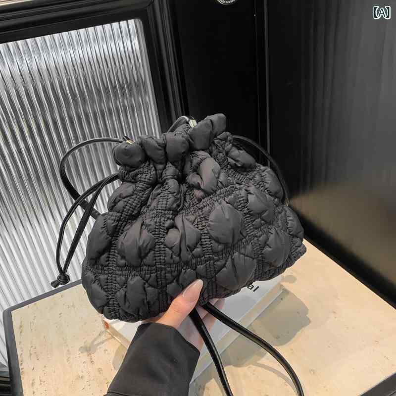 ショルダーバッグ レディース 雲のようなふんわりキルティング 巾着型 水桶バッグ 軽量 ナイロン素材 撥水加工 整理しやすい 収納力抜群 普段使い デイリー 斜めがけ 肩掛け 散歩 お出かけ用 舟型バッグ