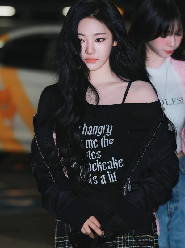 Tシャツ レディース 長袖 カットソー 英字プリント シアー感 ストレッチ 透け感 インナー 重ね着 トップス タイトシルエット 斜め肩見せ 性 スタイルアップ 伸縮性抜群 動きやすい 快適着心地