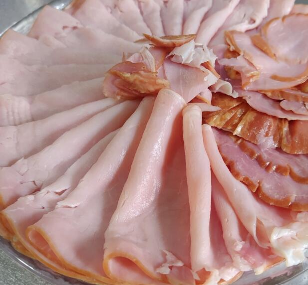【名称】ロースハム(スライス)【原材料名】豚ロース(輸入)、糖類(水あめ、砂糖)、食塩/リン酸塩(Na)、調味料(アミノ酸)、酸化防止剤(ビタミンC)、発色剤(亜硝酸Na)、(一部に豚肉を含む)◎特定原材料に関し、本品はえびやかに、小麦、卵、乳成分を含む原料を使用した設備で生産しています。開封後は早めにお召し上がりください。【内容量】500g×2袋【賞味期限】製造後冷凍で365日　開封後要冷蔵－18℃以下で保存してください。【販売者】KCカンパニー『株式会社 愛食』【住所】兵庫県尼崎市東難波町3丁目27-1【製造者】浅草ハム株式会社　関東工場【住所】茨城県北茨城市中郷町日棚644-52【ブランド説明】1、1950年に設立された東京都台東区に本社を置く老舗の食肉加工企業2、伊藤ハム株式会社の連結子会社である浅草ハムは、高品質なハム・ソーセージ・ベーコン等食肉加工品、オードブル用ハム、高級デリカ製品の製造及び販売を行っております。【商品説明】1，しっとりとした食感とまろやかな美味しさの、切り落としタイプのロースハムです。2、たっぷり500g・1パックで、そのままではもちろん、サラダやサンドイッチ等、様々お料理でご使用いただけます。栄養成分表示(100g当たり)/熱量　182Kcal、たんぱく質　17.1g、脂質　11.2g、炭水化物　3.1g、食塩相当量　2.1g/(推定値)