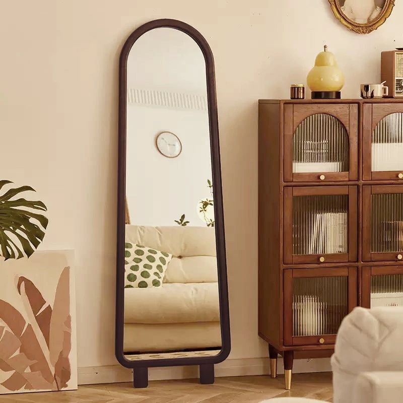 選べる2color：ベージュ/ブラウン 【壁に立掛けて使える壁掛けにも使える】天然松木のベースは滑りにくく、安定性を確保します。 玄関やリビング、寝室など、どこに置いても洗練された印象に変わります。 高精細ガラスミラーは明るく色の再現性にすぐれています。ダンス、ヨガ、筋トレなど様々なシーンに使えるかわいいミラーです。お部屋を明るく広く見せる効果もあります。 安心な飛散防止加工万が一破損してもガラスは飛び散りにくいです。