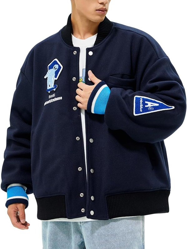 　　　 ◆◇◆売れている秘密◆◇◆ ゆったりとしたビッグシルエットのボディにスポーツ風ワッペン刺繍が大人の遊び心をくすぐる仕上がりに。今季のトレンドで春も秋もロングシーズンに渡り活躍が期待できるアイテムです。 暖かさを持ちながら軽くてボリュームのある素材です。程よい厚みのある生地感で、耐久性も強く保温性・防寒性にも優れています。 フロントはスナップボタン留めです!ソフトな肌触りで着心地が良く、楽な着心地を実現。軽めのアウターとして長期にわたりご活用いただけます! ユニセックスアイテムミニマルなデザインと程よいオーバーシルエットは、メンズ・レディースを問わない男女兼用のアイテムです。ゆるコーデ好きな女性の方にもオススメです！ペアコーデやカップルコーデなどのお揃いコーデにも最適で、家族でシェアしたり、プレゼントにもオススメです！ シンプルなデザインはどんなスタイルにも合わせられる。パーカーやTシャツなどとの重ね着にも使えるし、カジュアルパンツ、カーゴパンツ、ジーンズなど、どんなパンツとも合わせられるので、季節を問わずおすすめです。 　　　◆◇◆注意事項◆◇◆ご覧のモニターの環境、撮影環境により実物と色味が異なって見える場合がございます。湿った状態で他のものと擦り合わせると色が移る恐れがあります。濃色品の洗濯時は、白色、淡色と分けて洗ってください。説明 -